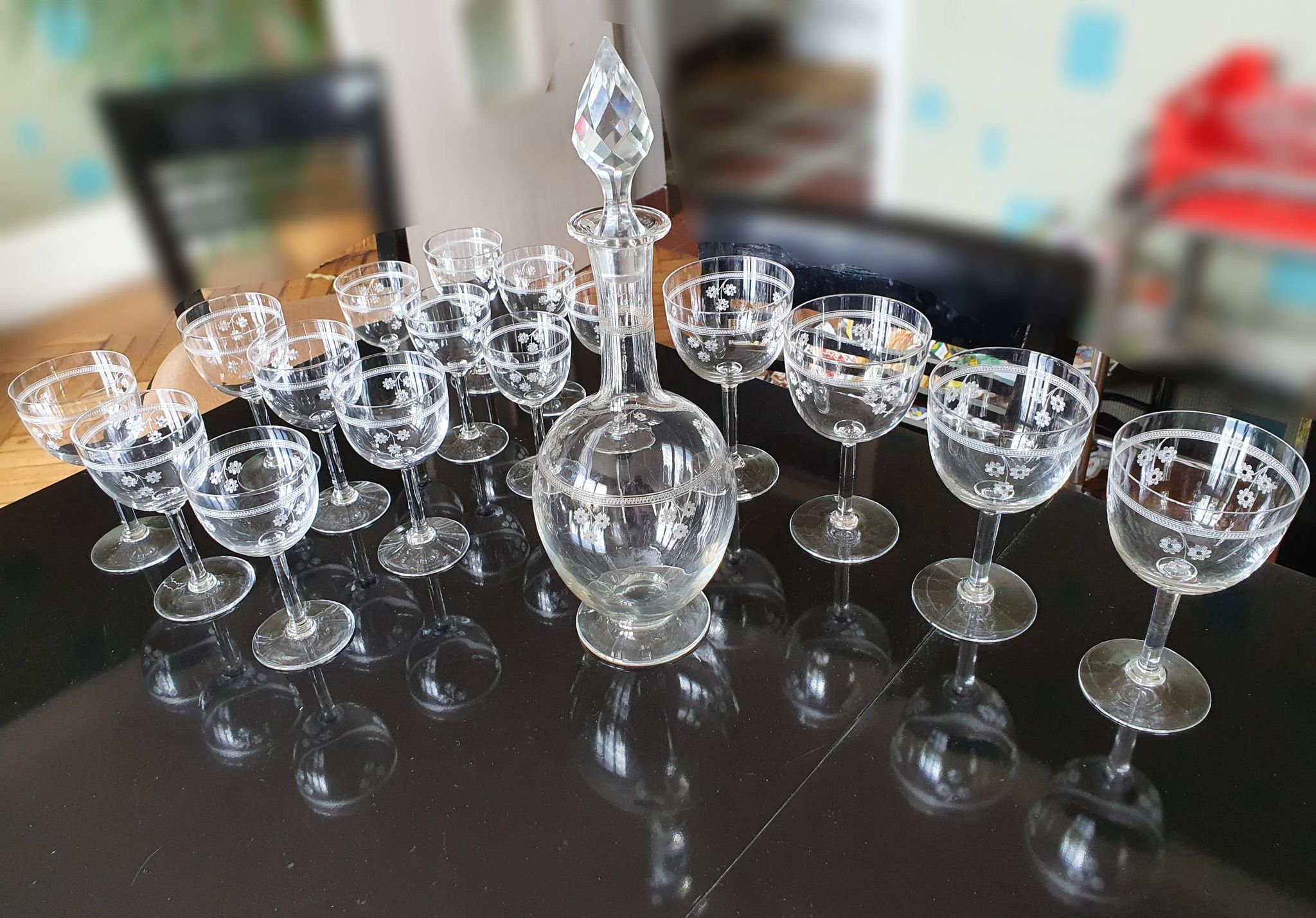 Verres et carafe en verre gravé