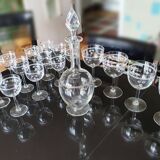 Verres et carafe en verre gravé