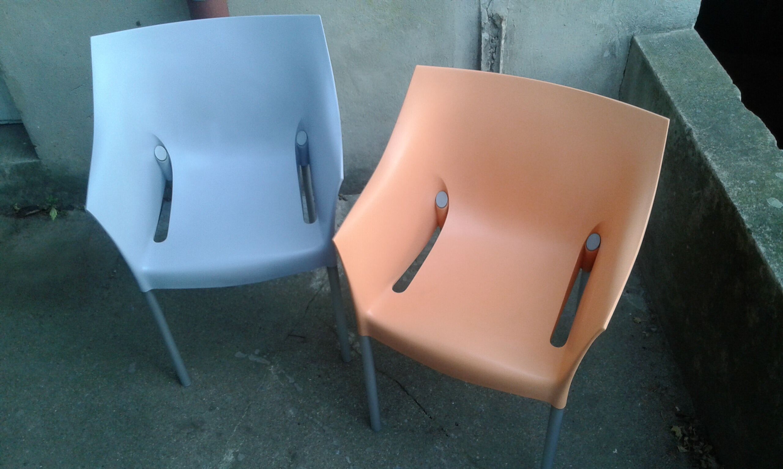 Duo de fauteuils Dr no par Starck