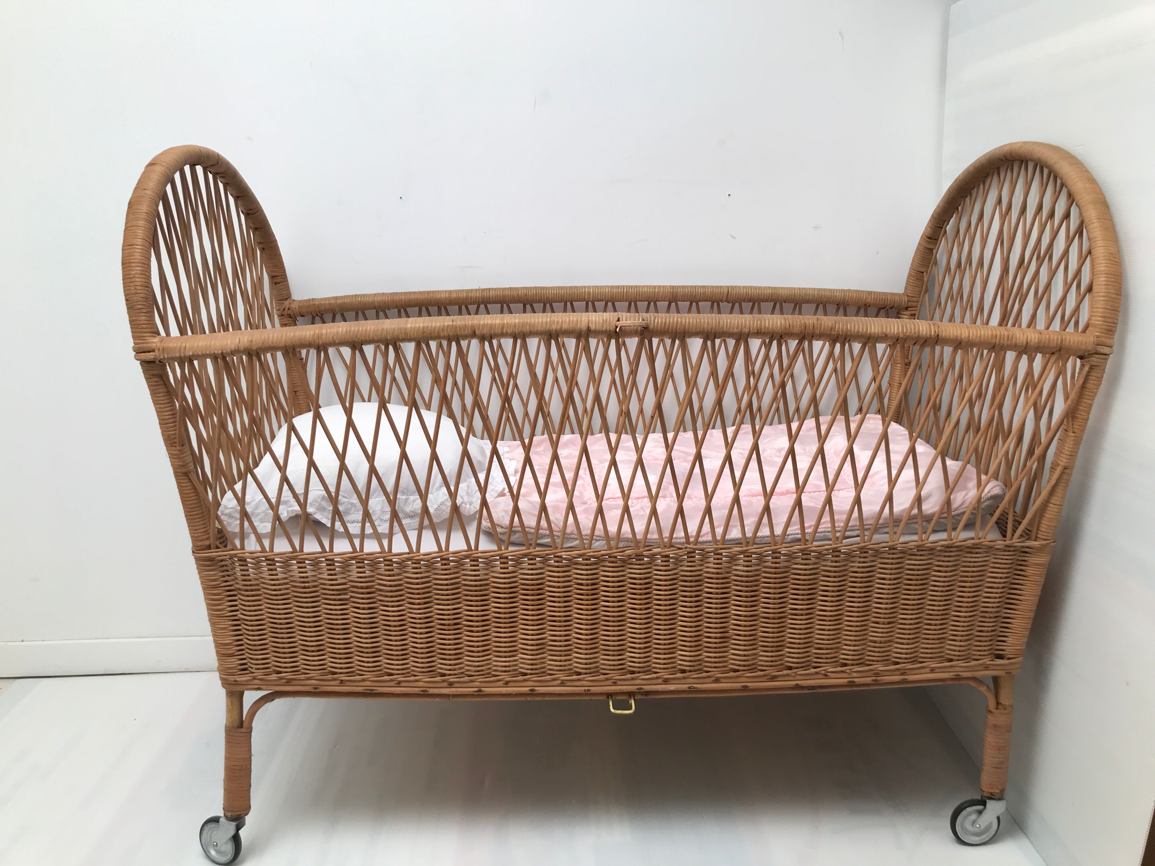 60s wicker rattan cradle bed
