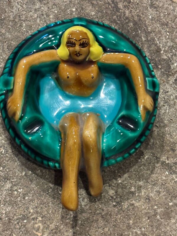 Ancien cendrier érotique, baigneuse nue, en céramique de Vallauris