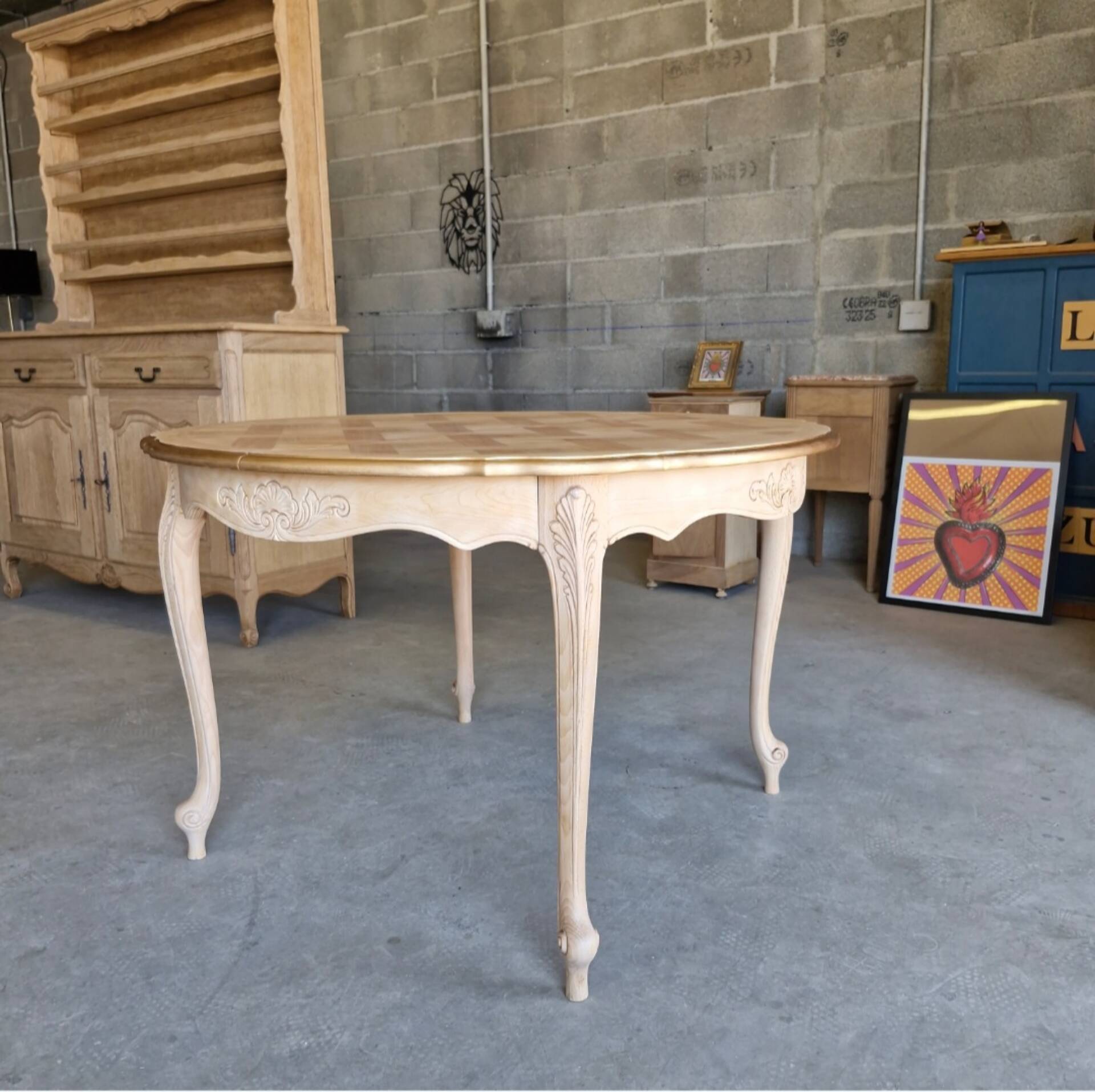 Round table made of cherry wood, sanded and varnished.