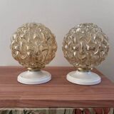 Paire d’appliques murales globes en verre doré