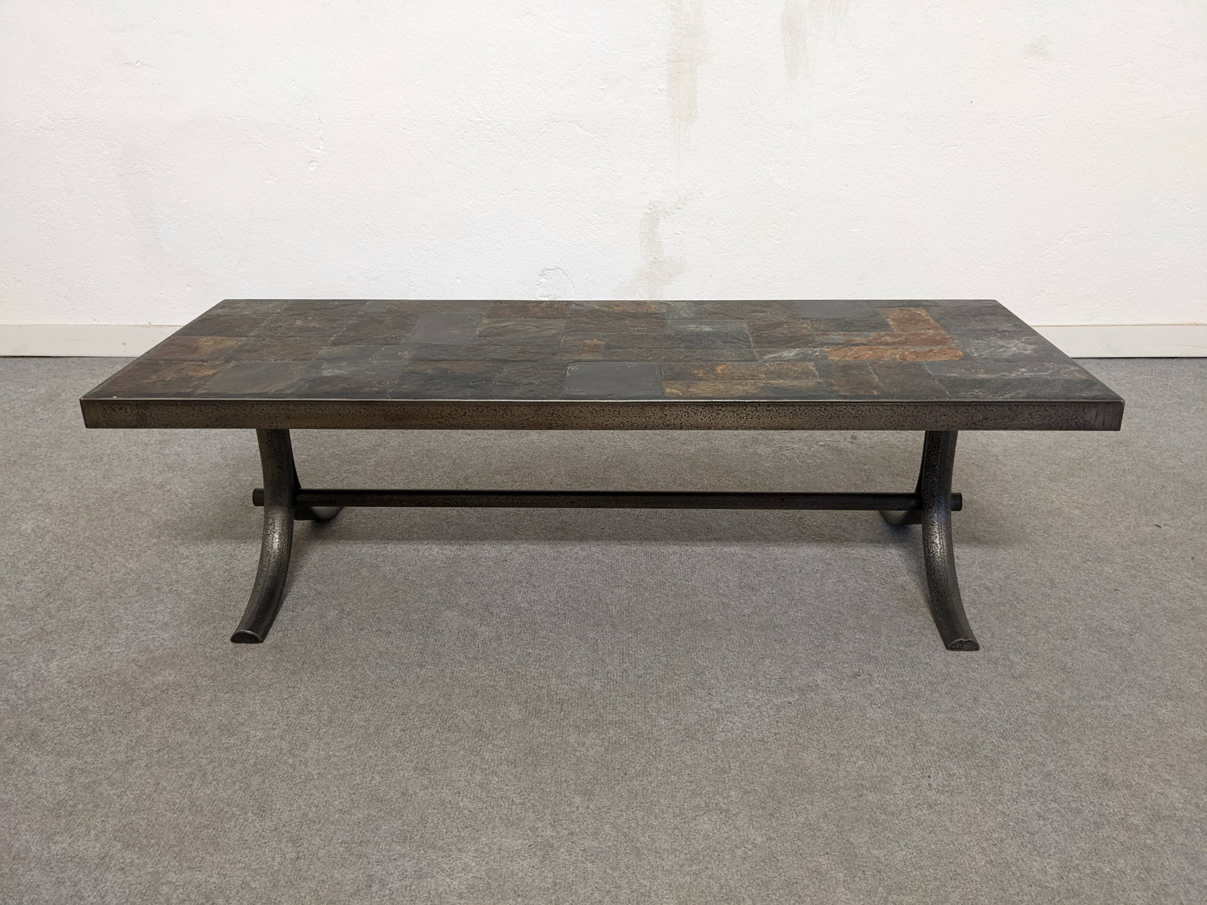 Table basse brutaliste en pierre naturelle et fer forgé vers 1960