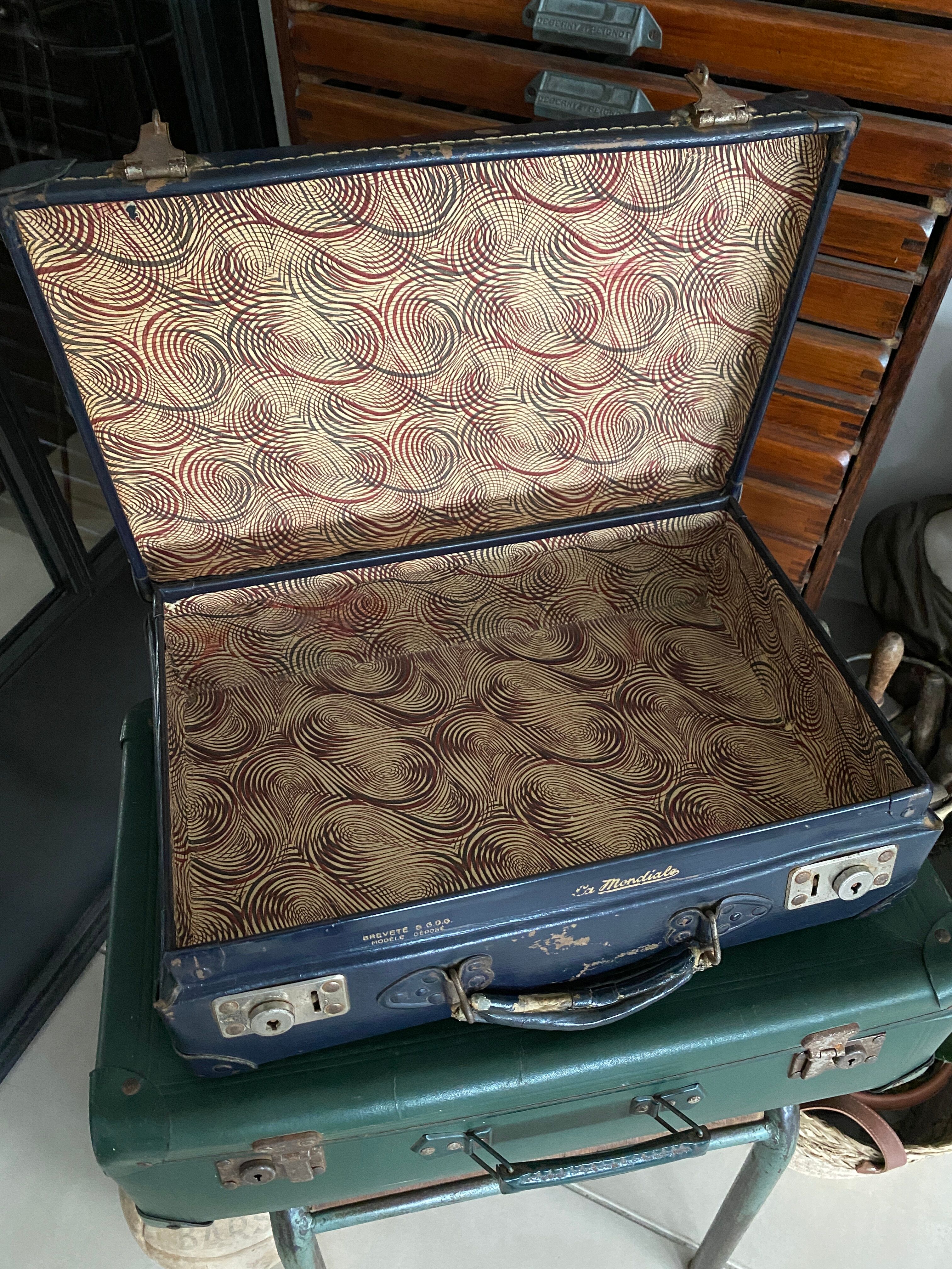 Set of 2 vintage suitcases