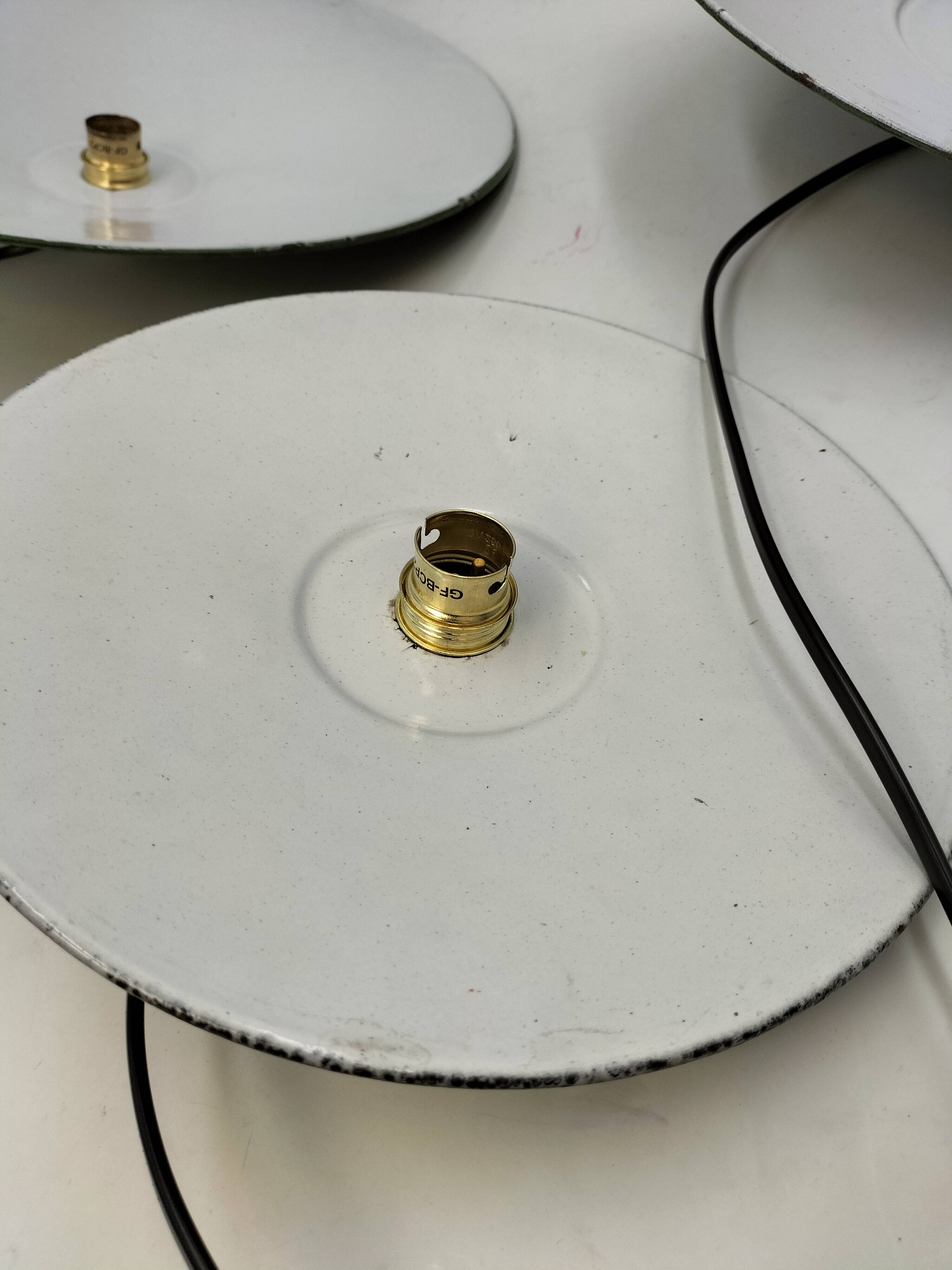 3 enamelled sheet metal suspensions