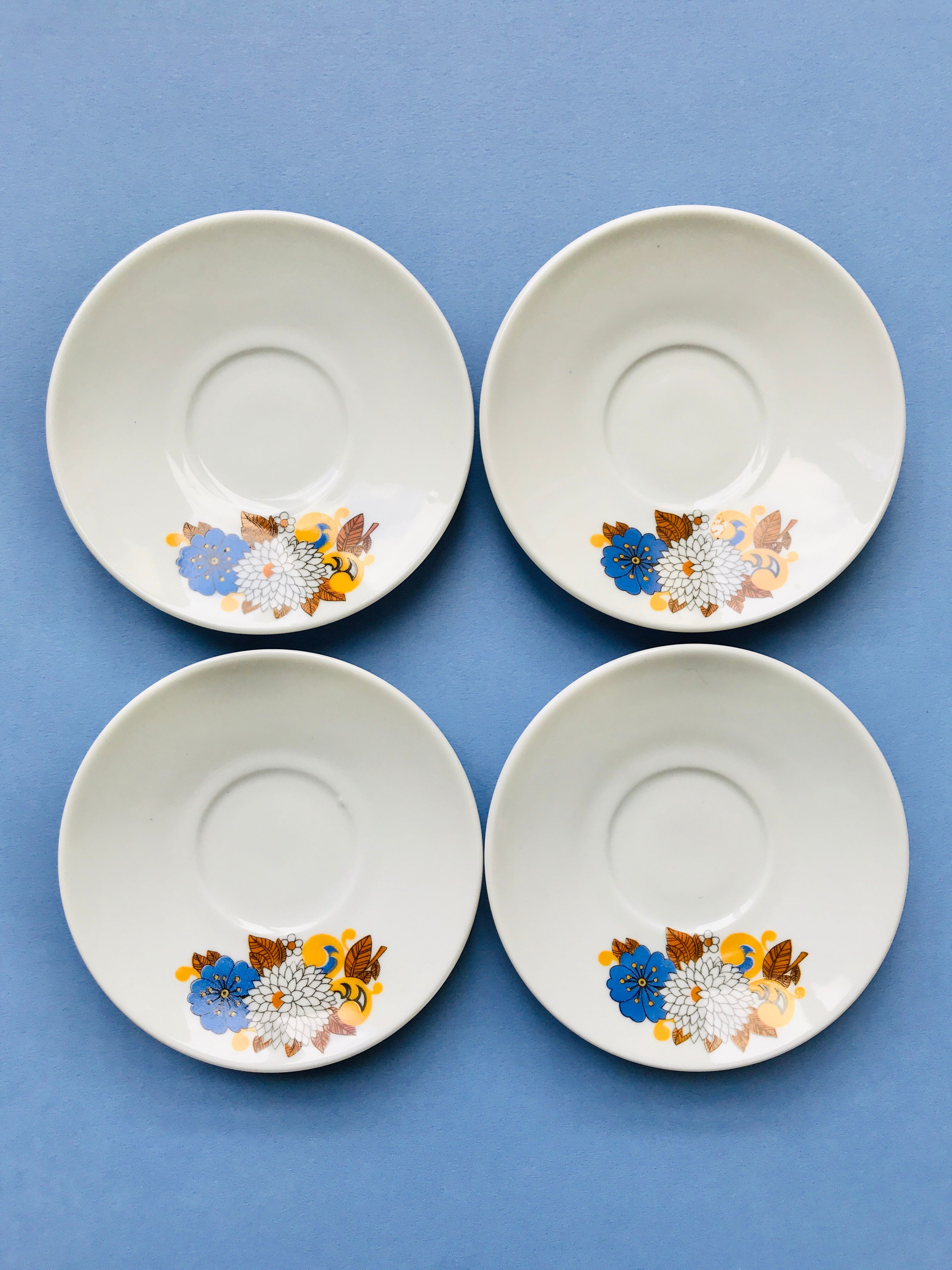Set of 4 coffee cups, floral pattern saucers, 70s