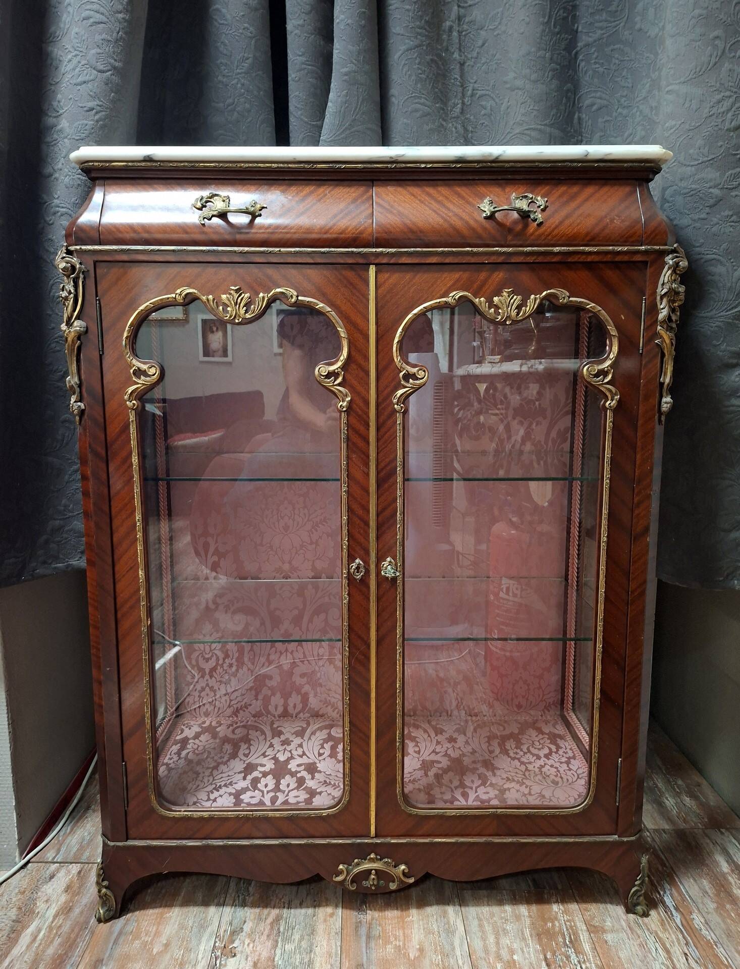 Support display cabinet from the Napoleonic III era in mahogany, gilded bronze, and white marble.