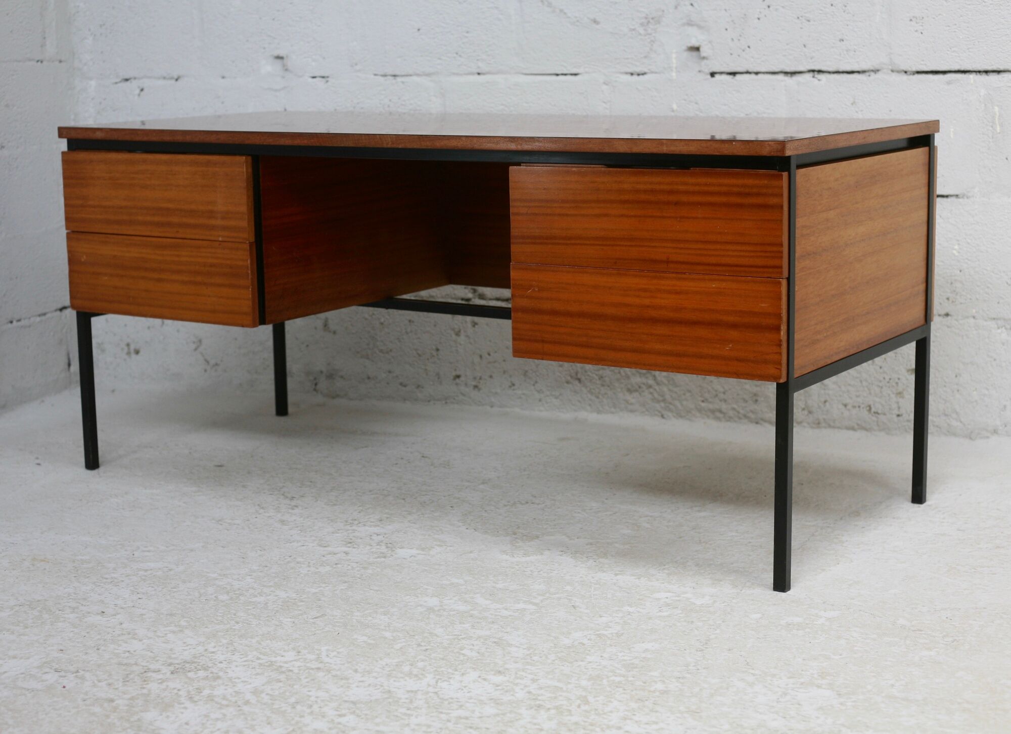 Desk 620 by Pierre guariche, Huchers Minvielle, France, circa 1955