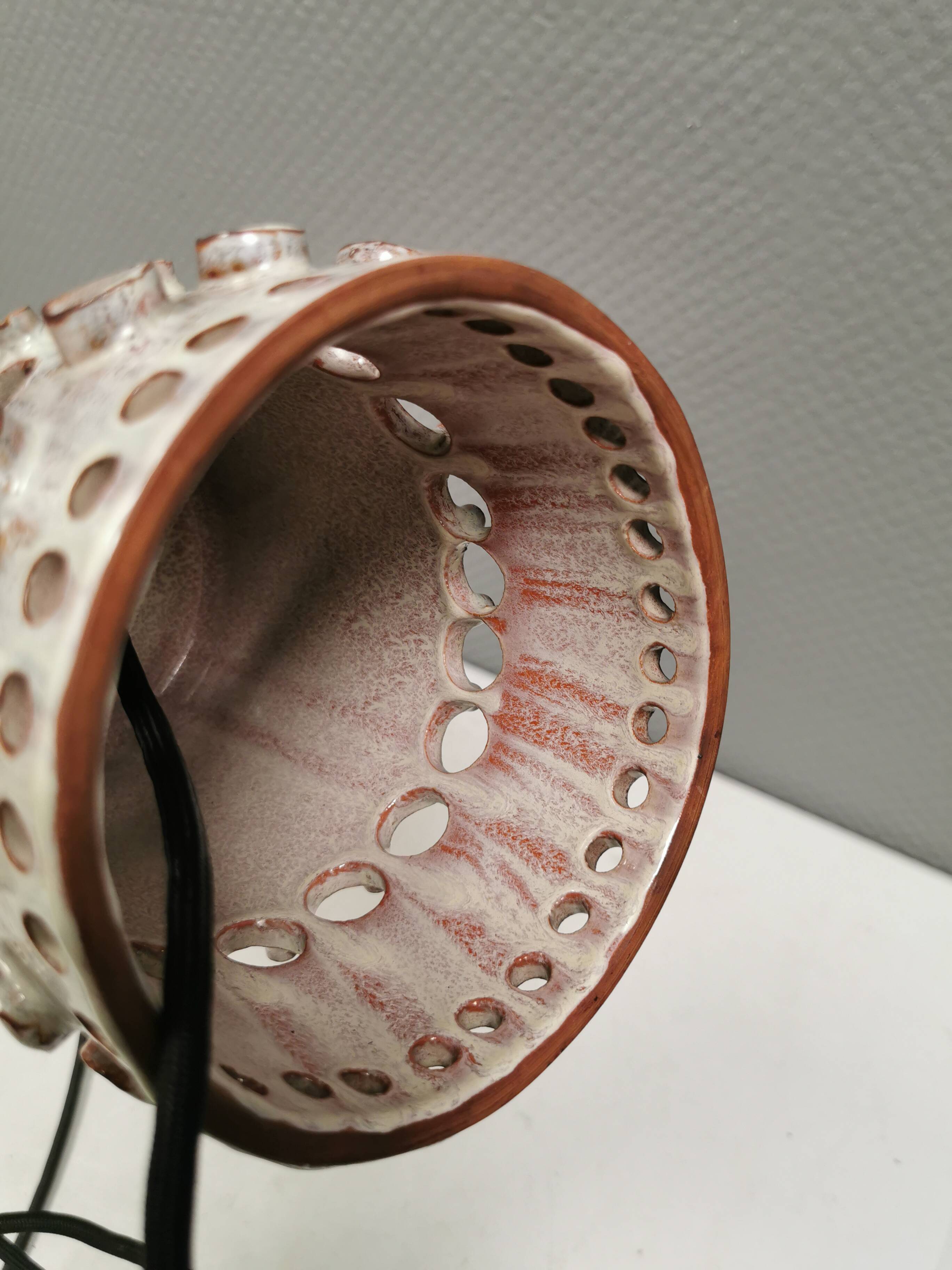 Beautiful, cylinder-shaped hanging lamp in ceramic.