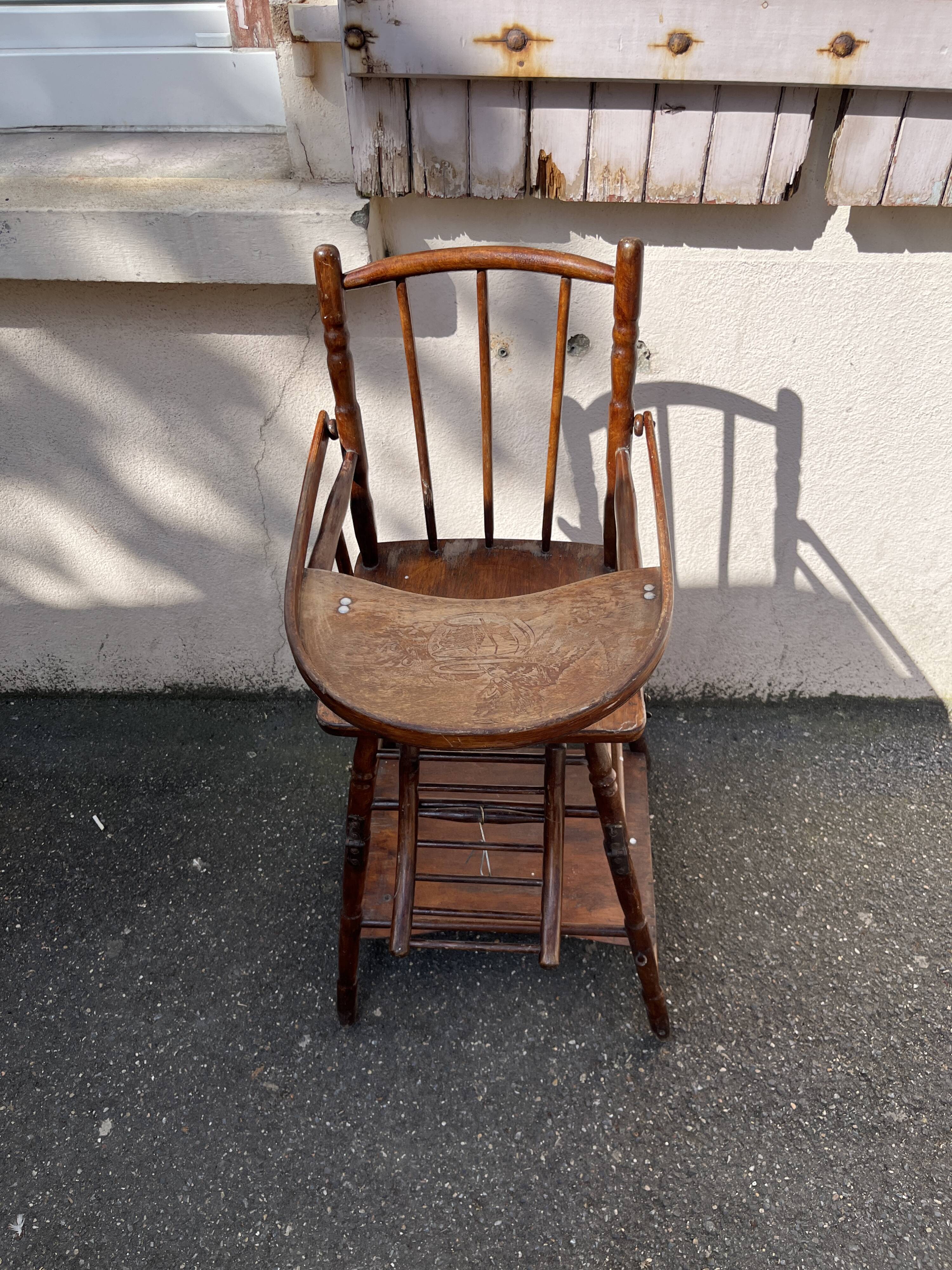 Chaise haute pour bébé en bois transformable en petit bureau des  année 50