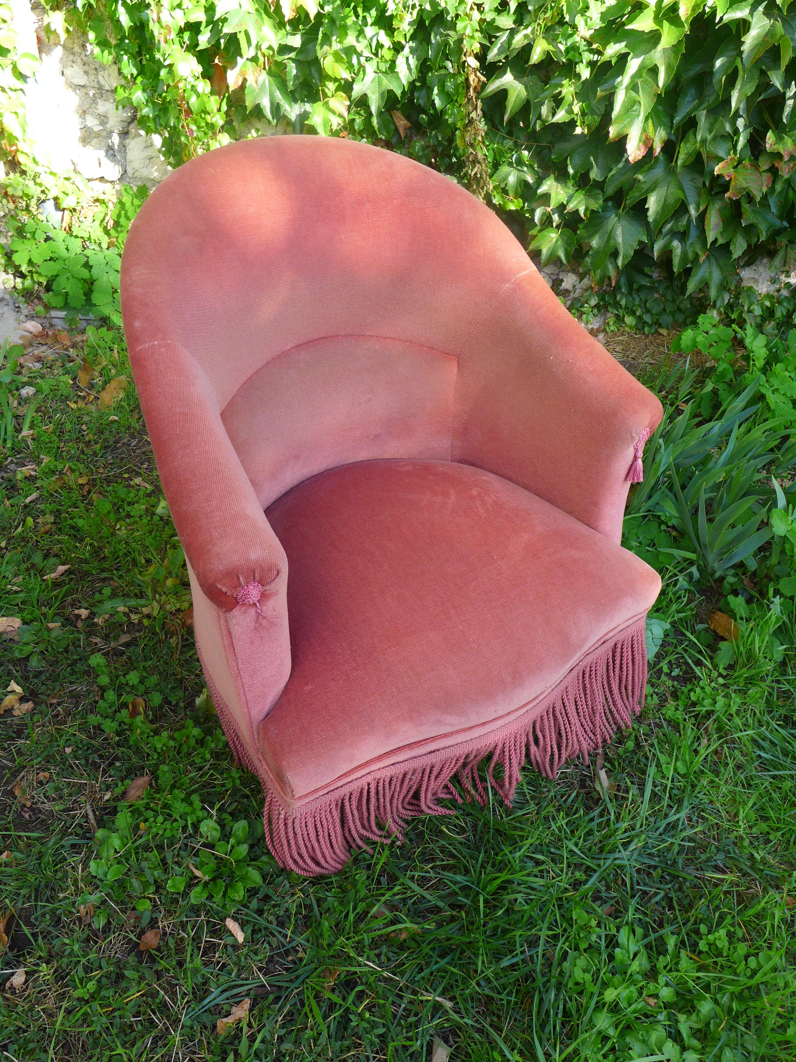 Pink velvet toad chair