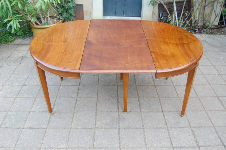 Napoleon III table in fine walnut from the late 19th century.