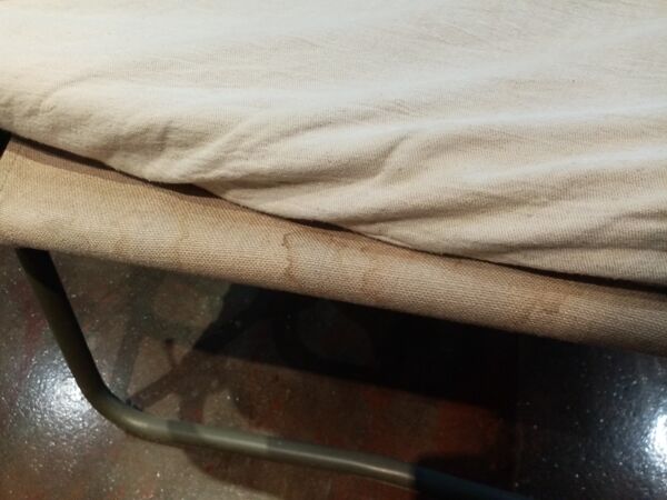 Lits de camp militaires