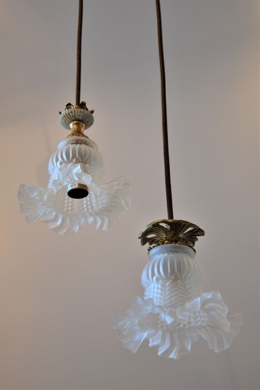 Double suspension with tulip lampshades and gold finishes
