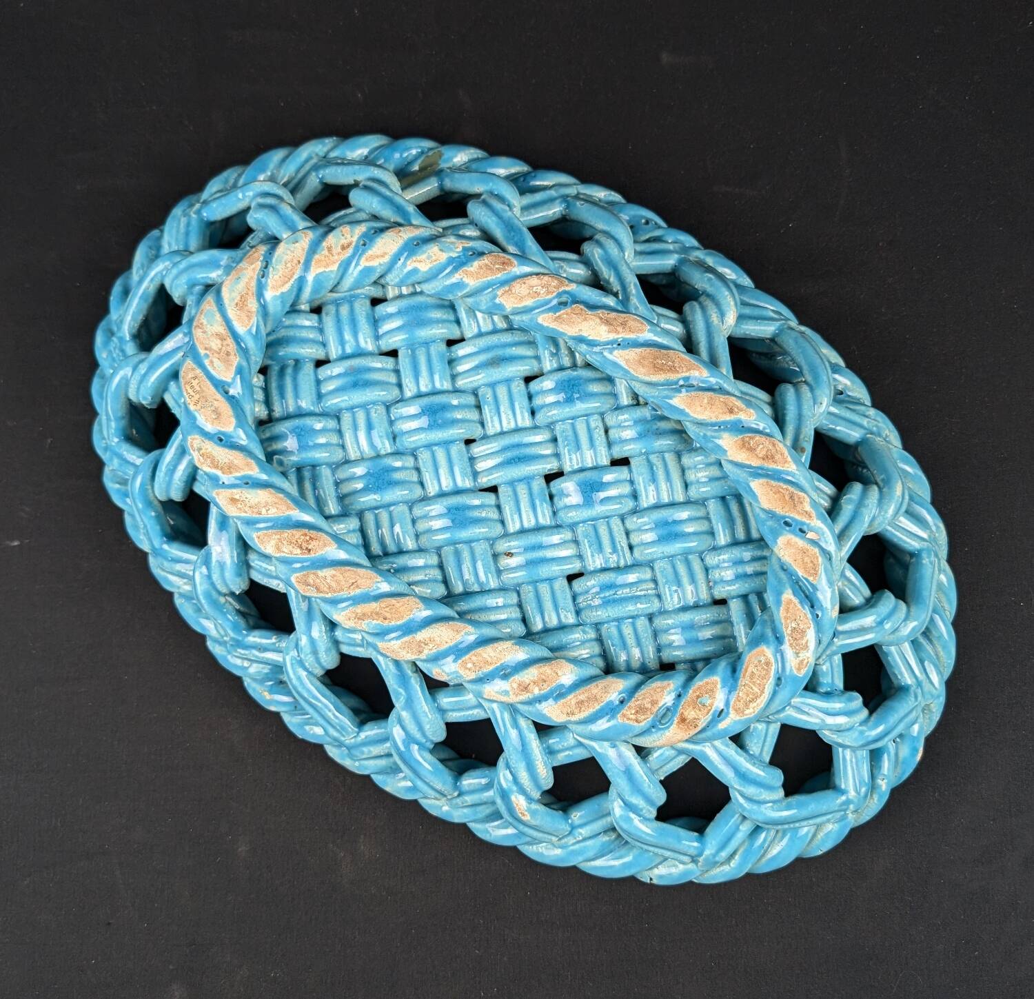 Vallauris flat basket in green woven ceramic