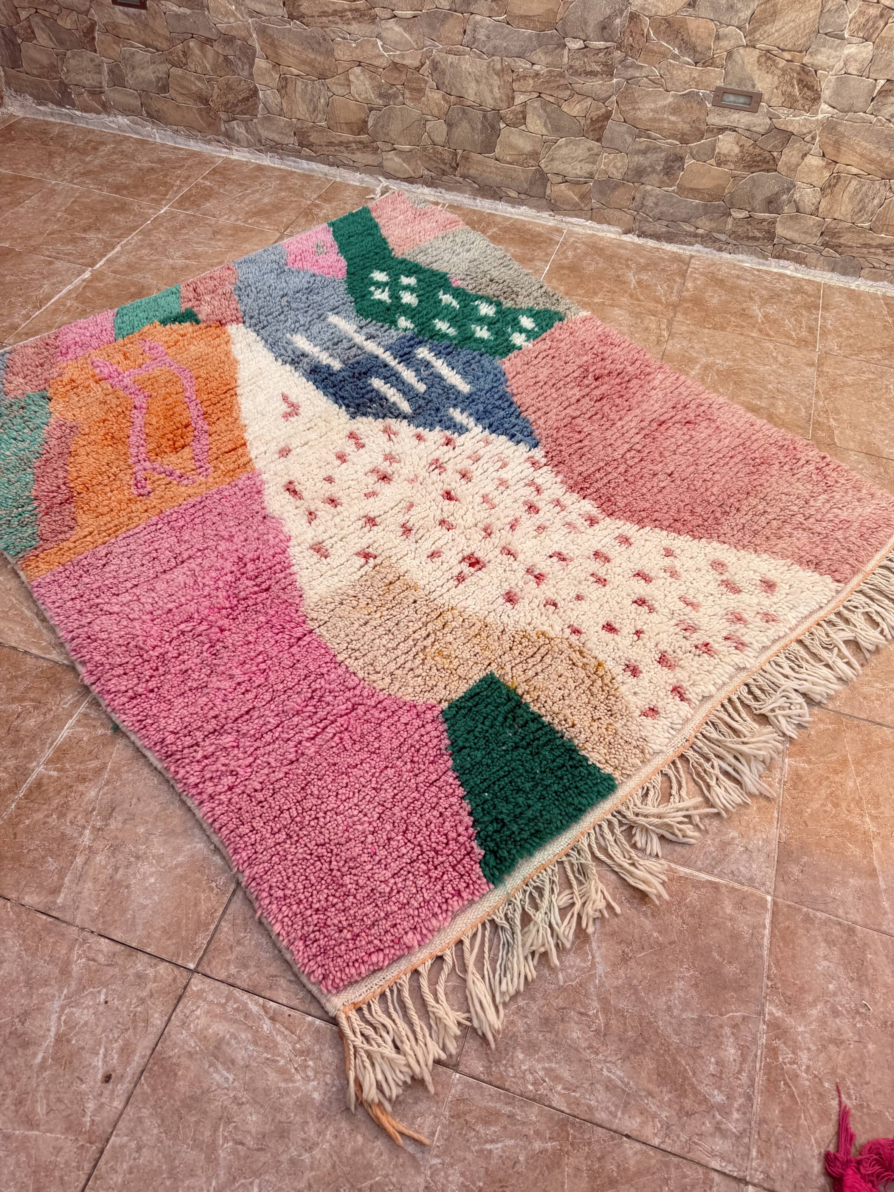 Handmade Azilal Berber rug: Moroccan rug made from sheep wool.