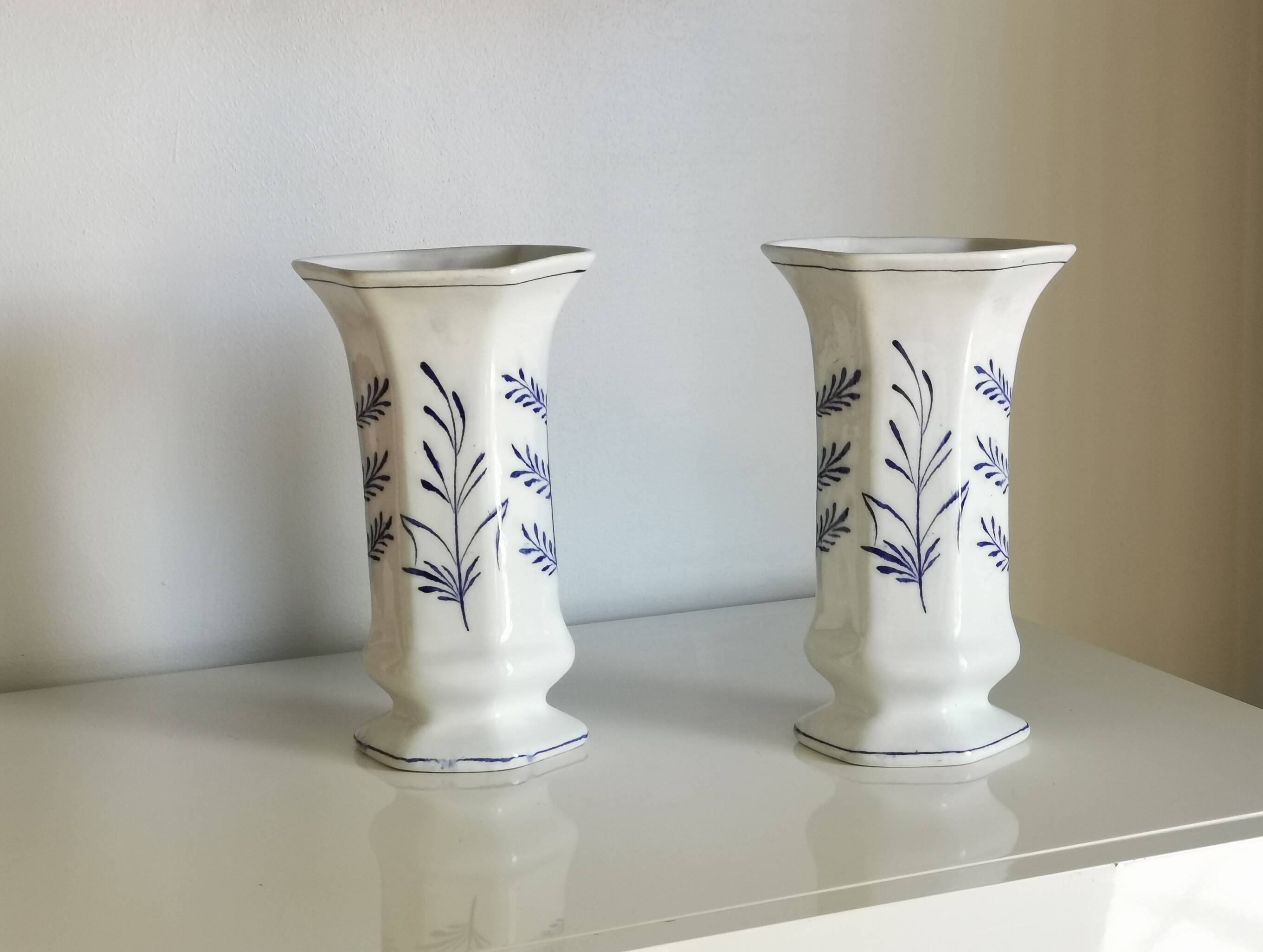 Pair of Dutch jarrones – ceramica delft