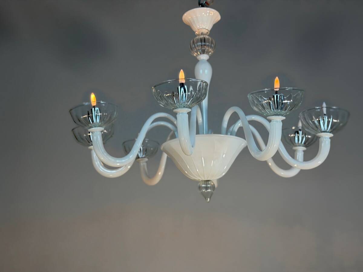 Venetian chandelier in white and colourless Murano glass, circa 1990.
