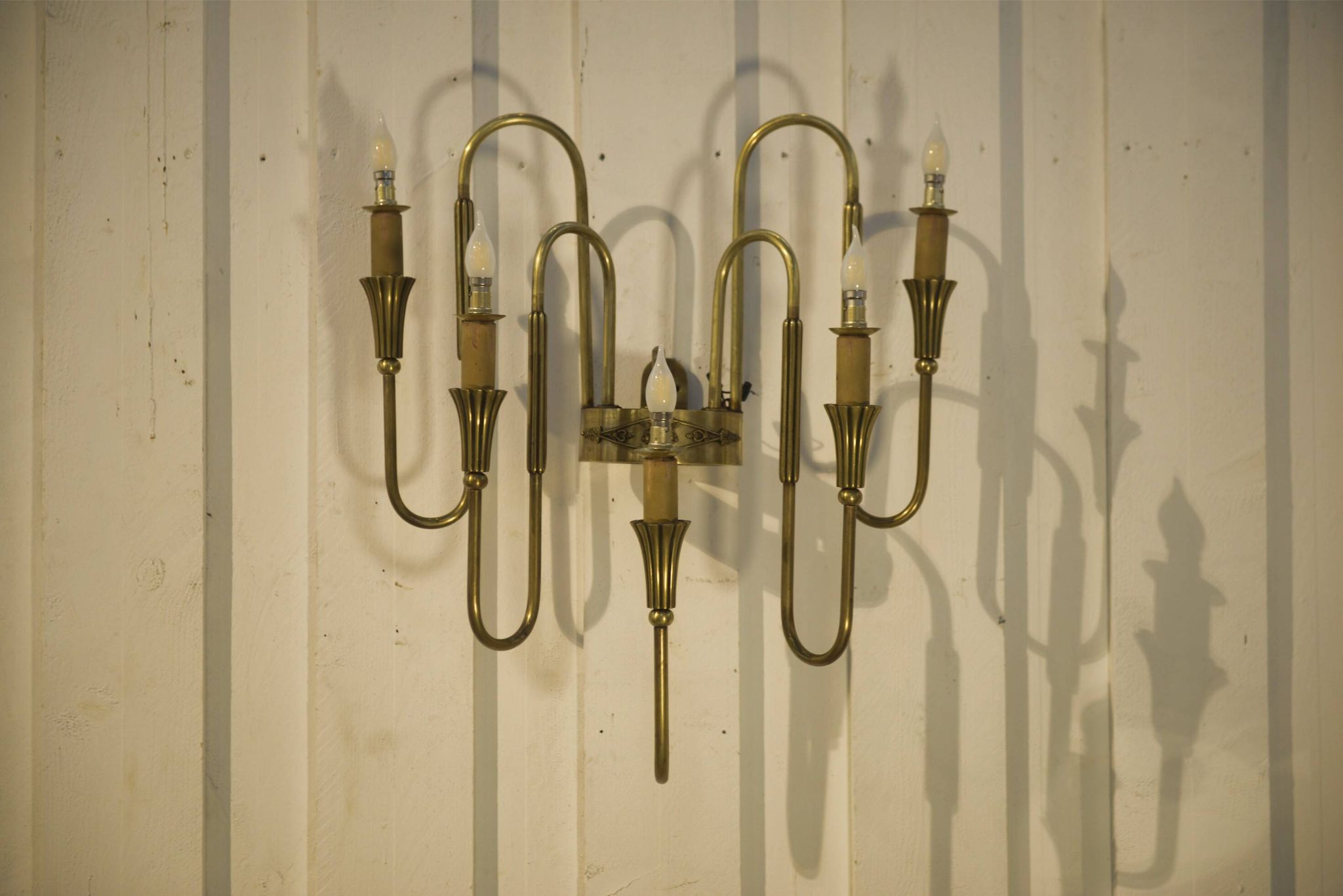Monumental bronze wall light with 5 arms, neoclassical Art Deco from the 1940s.