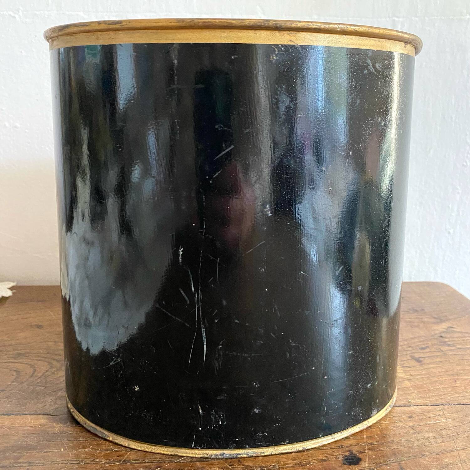 Metal wastebasket with bird decoration