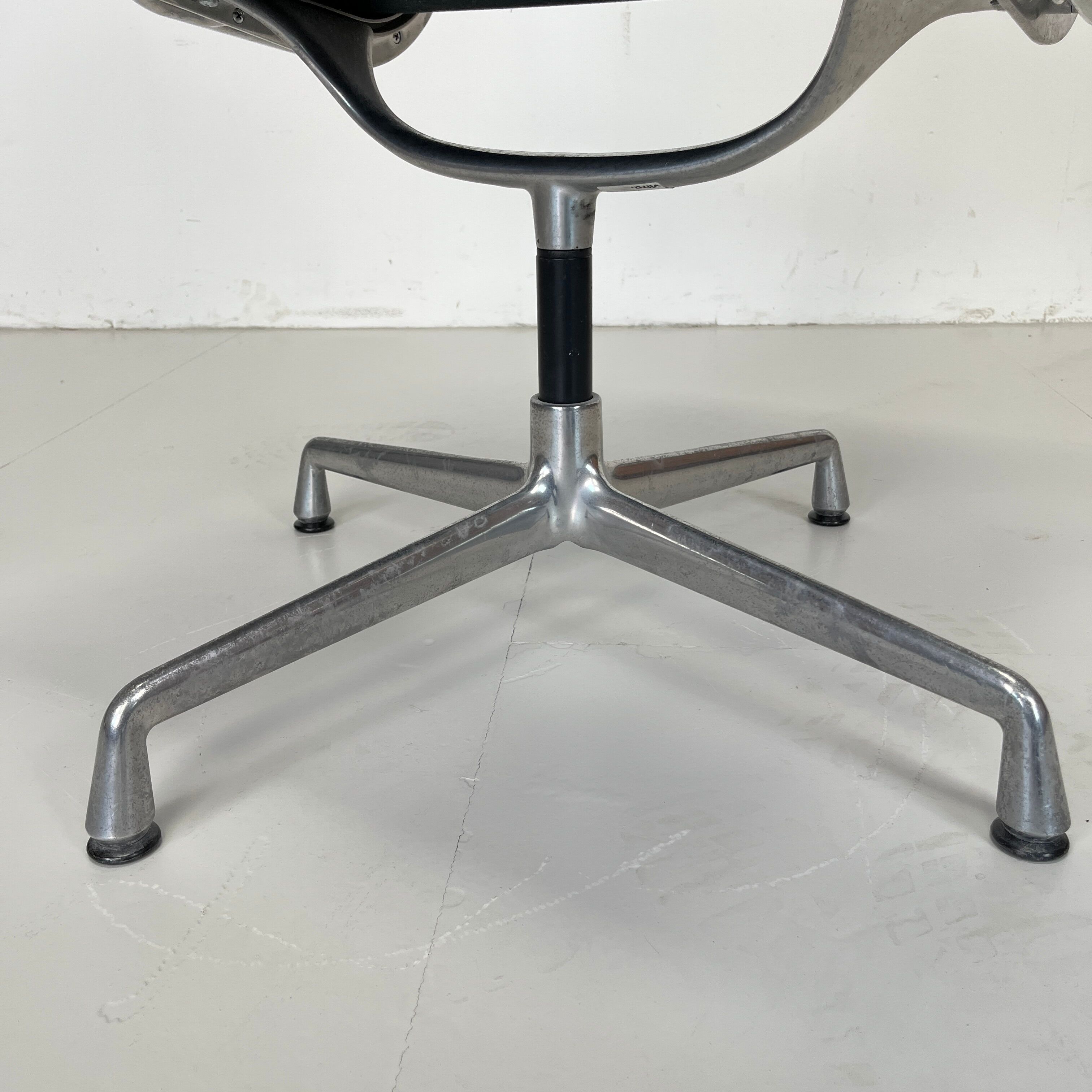 Office armchair by Charles and Ray Eames for vitra