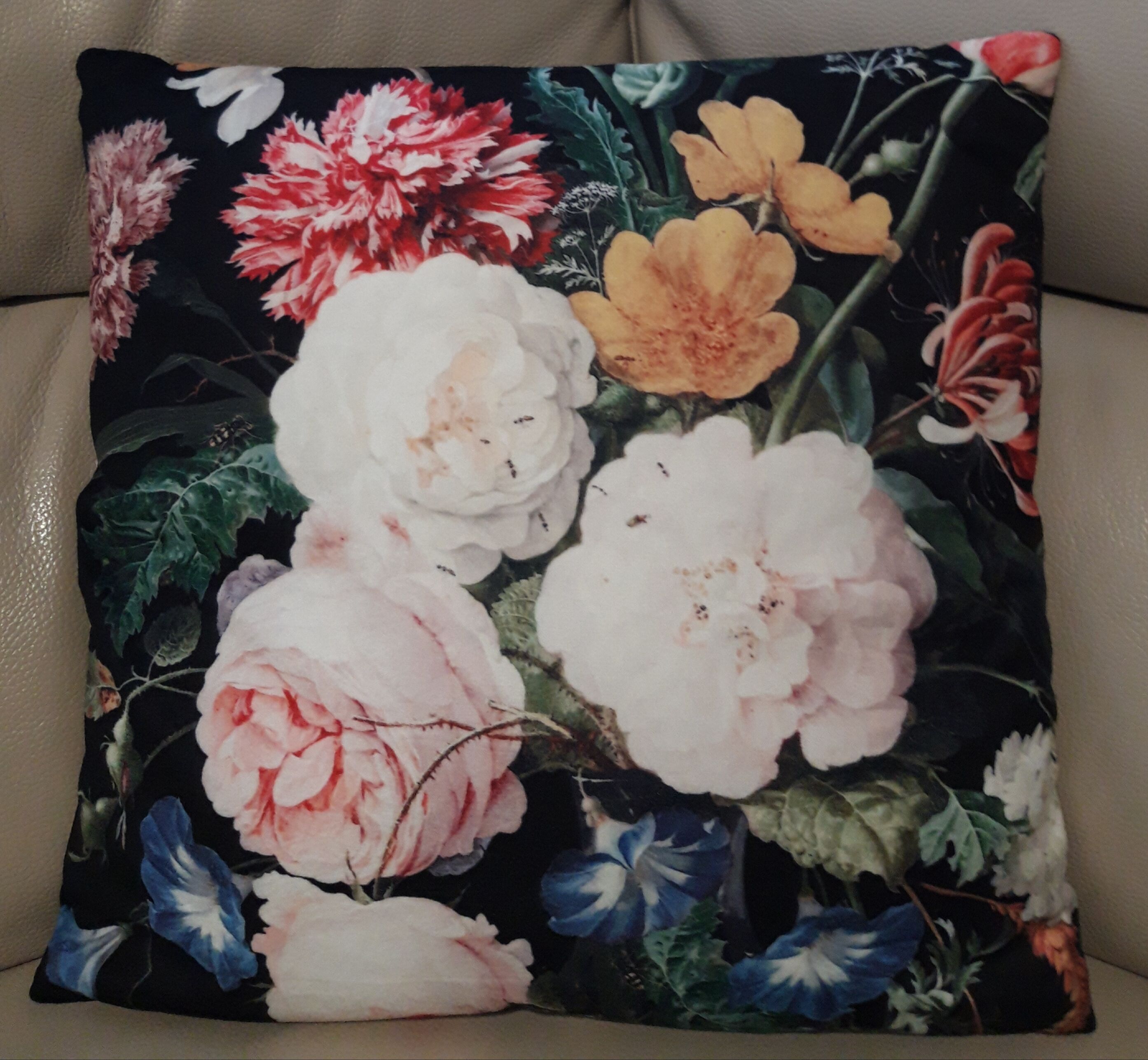 Flower cushion in velvet