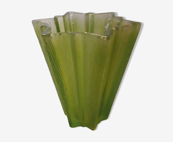 Vase en verre de forme d'étoile vert art déco