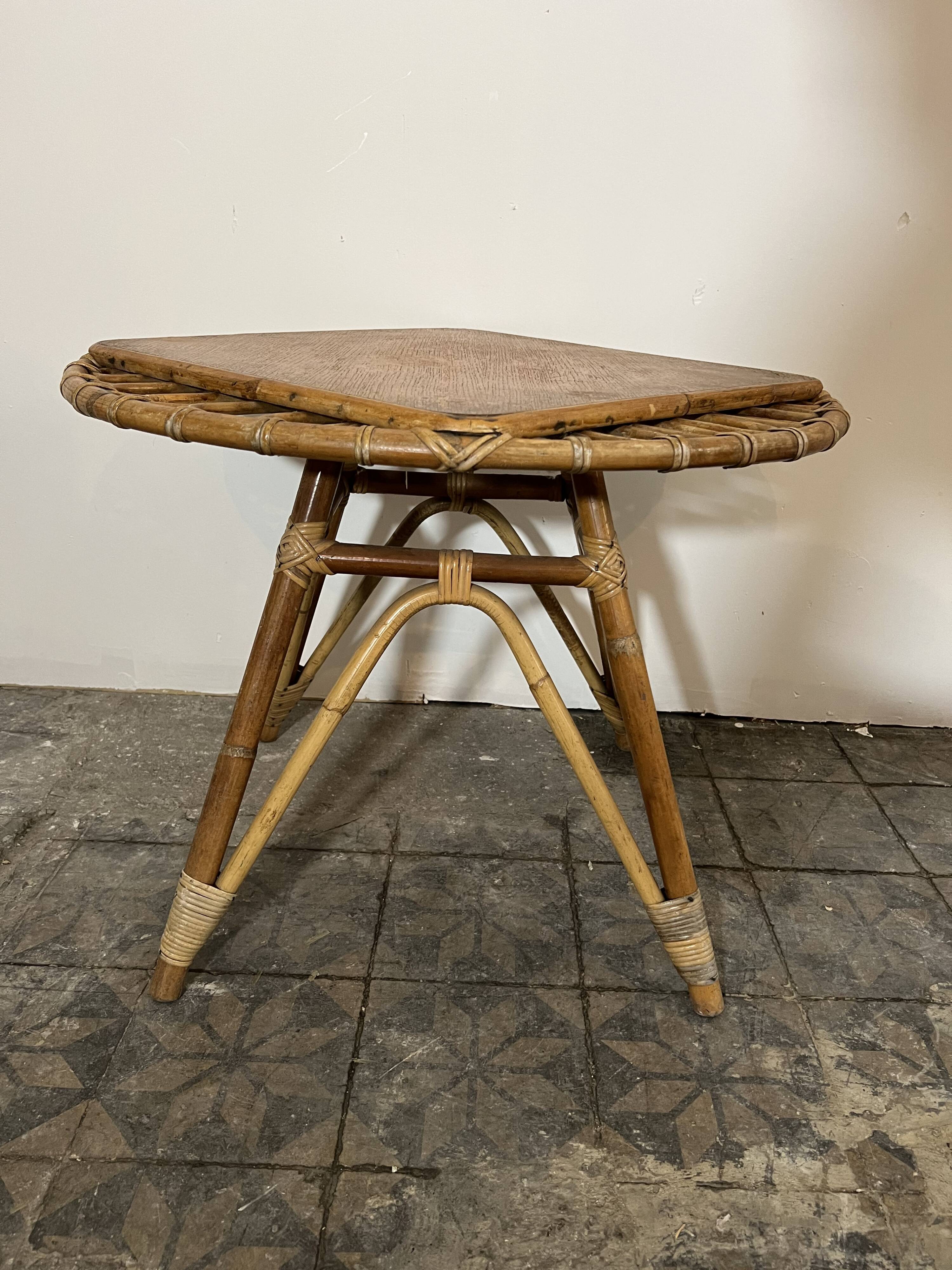 Table basse en rotin vintage