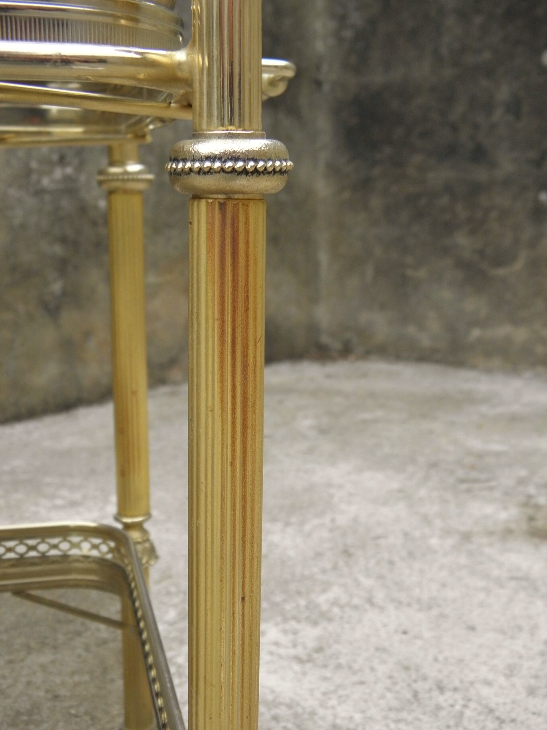 Rolling dessert in gold metal