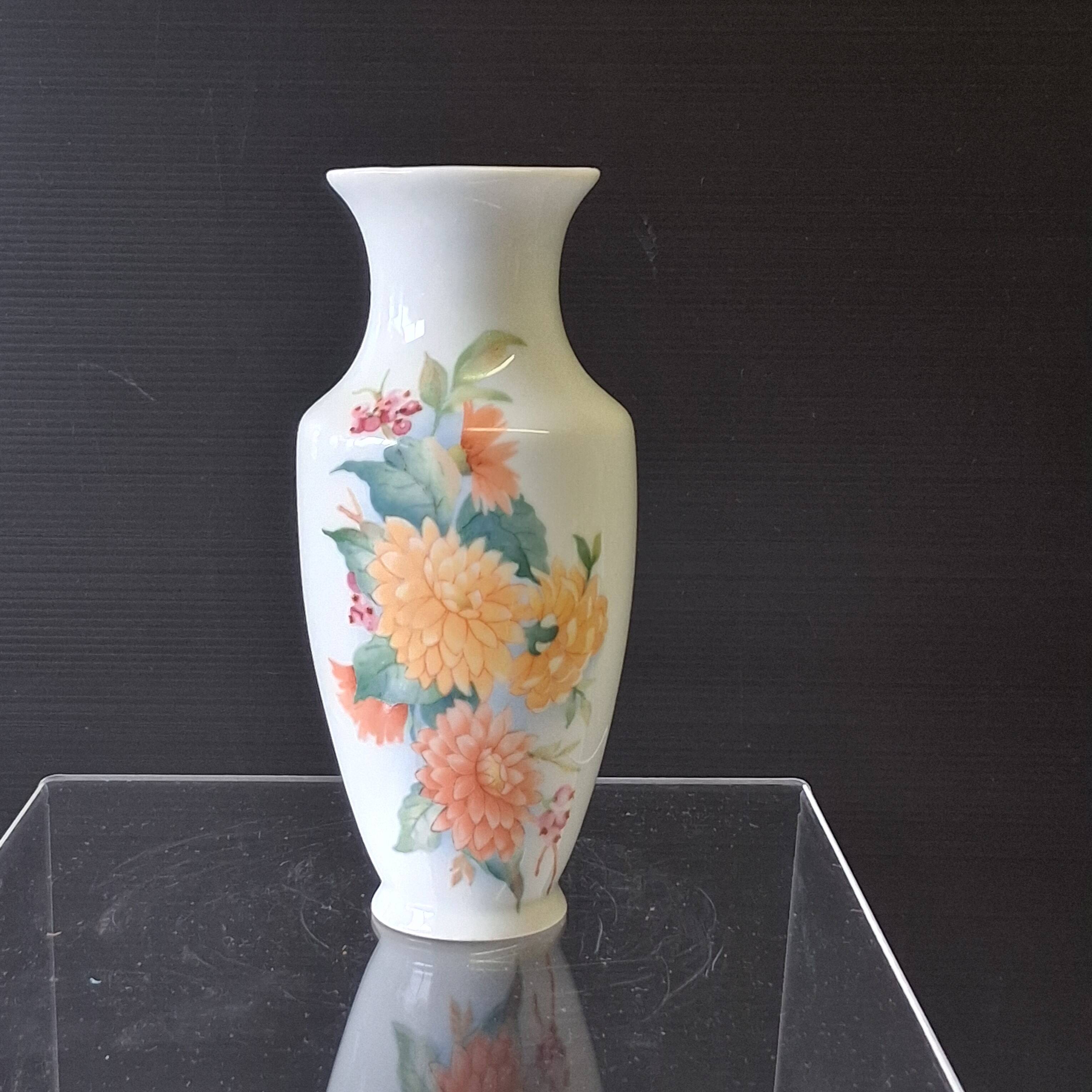 Limoges porcelain vase in very good condition.