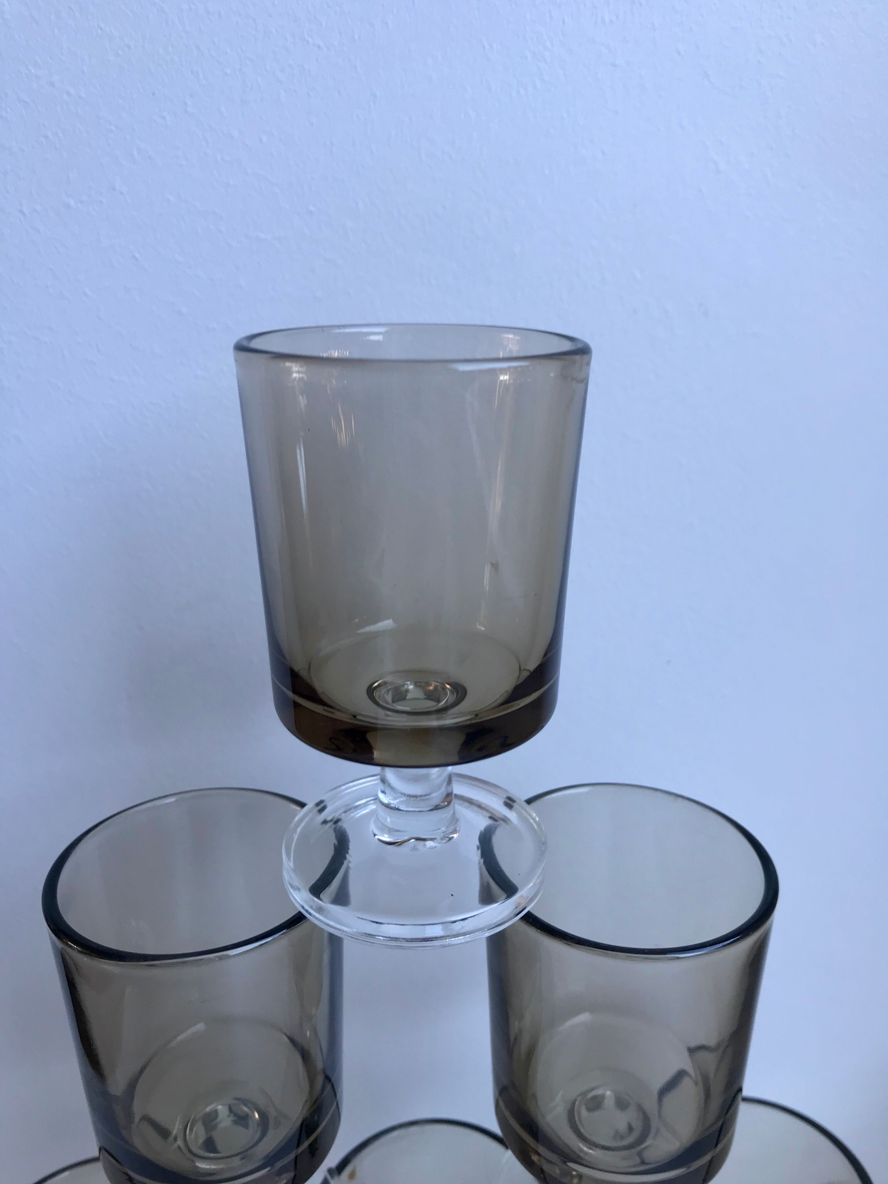 Lot de 5 verres à liqueur en verre fumé design années 70