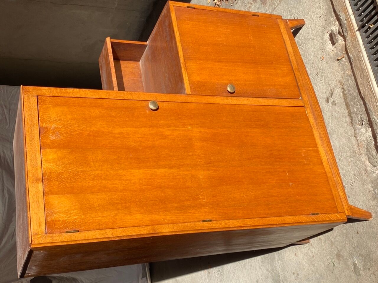 Asymmetrical cabinet