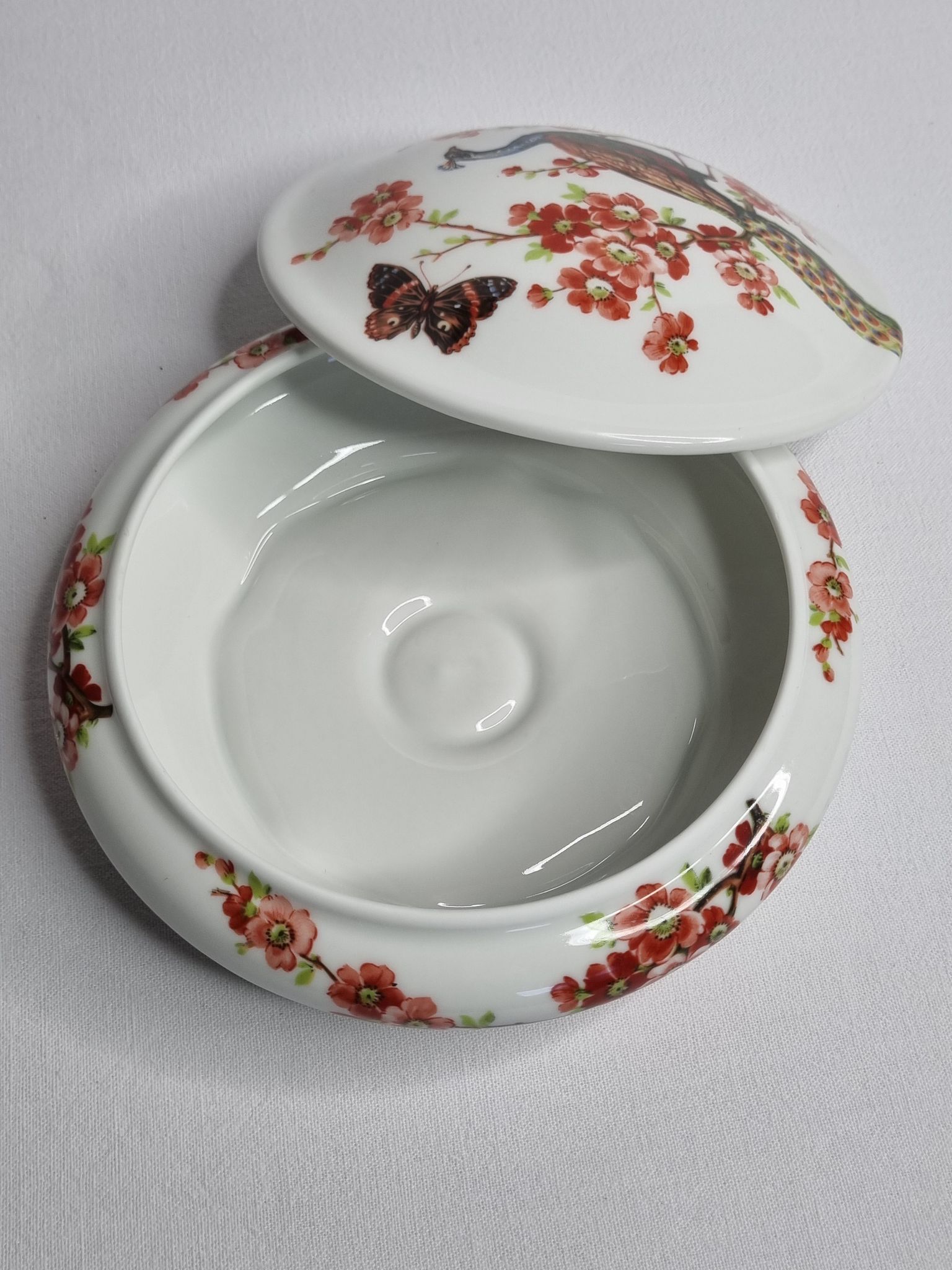 Bonbonnière en porcelaine à décor de paon, 18 cm