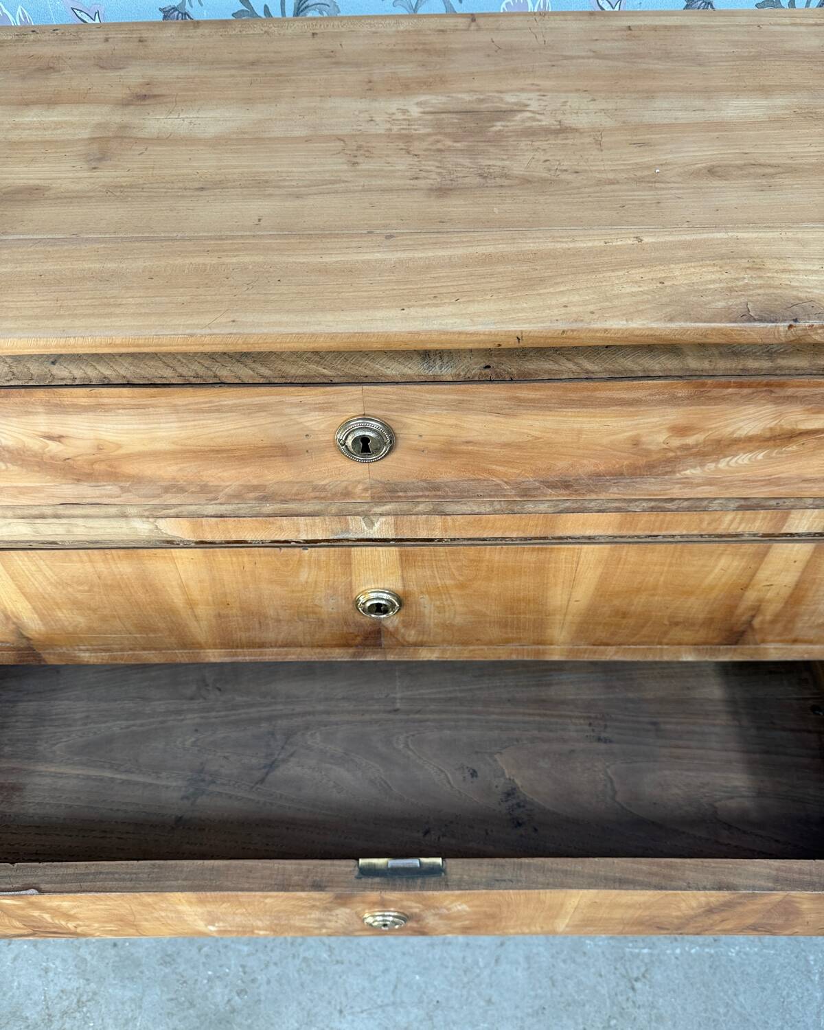 Antique walnut chest of drawers (renovated)