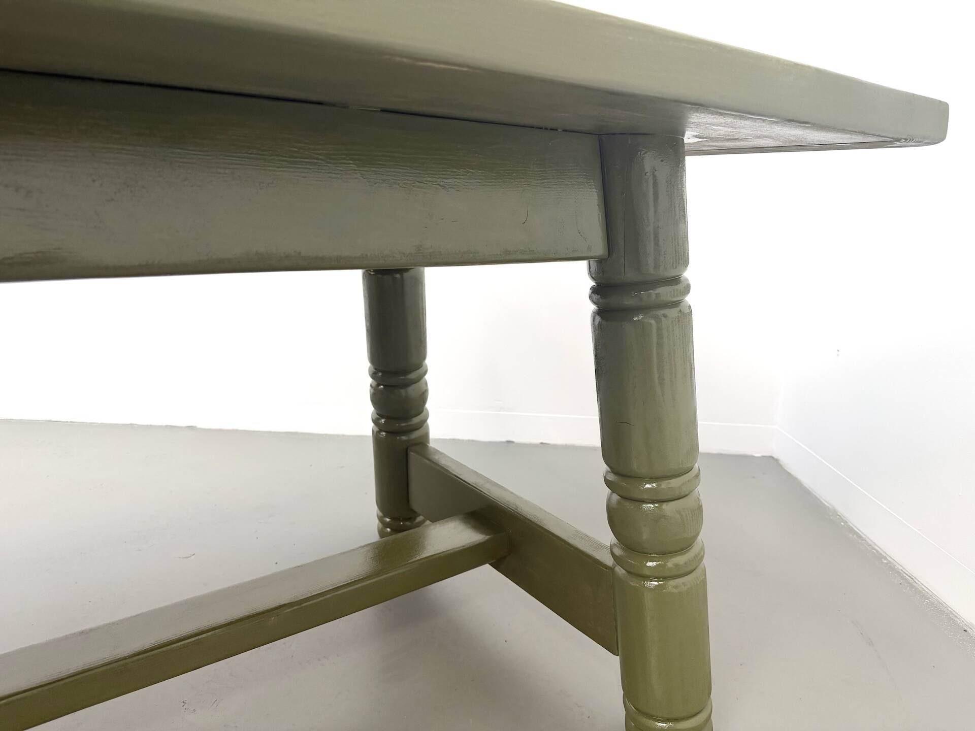 Glossy olive green lacquered dining table — DLG Georges Robert, Circa 1970