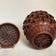 Vase couvert en bois recouvert de bambou tressé