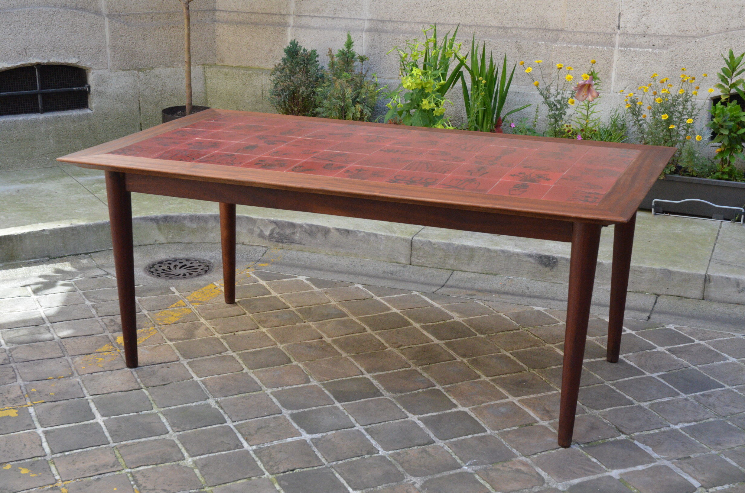 Dining table in wood and ceramic