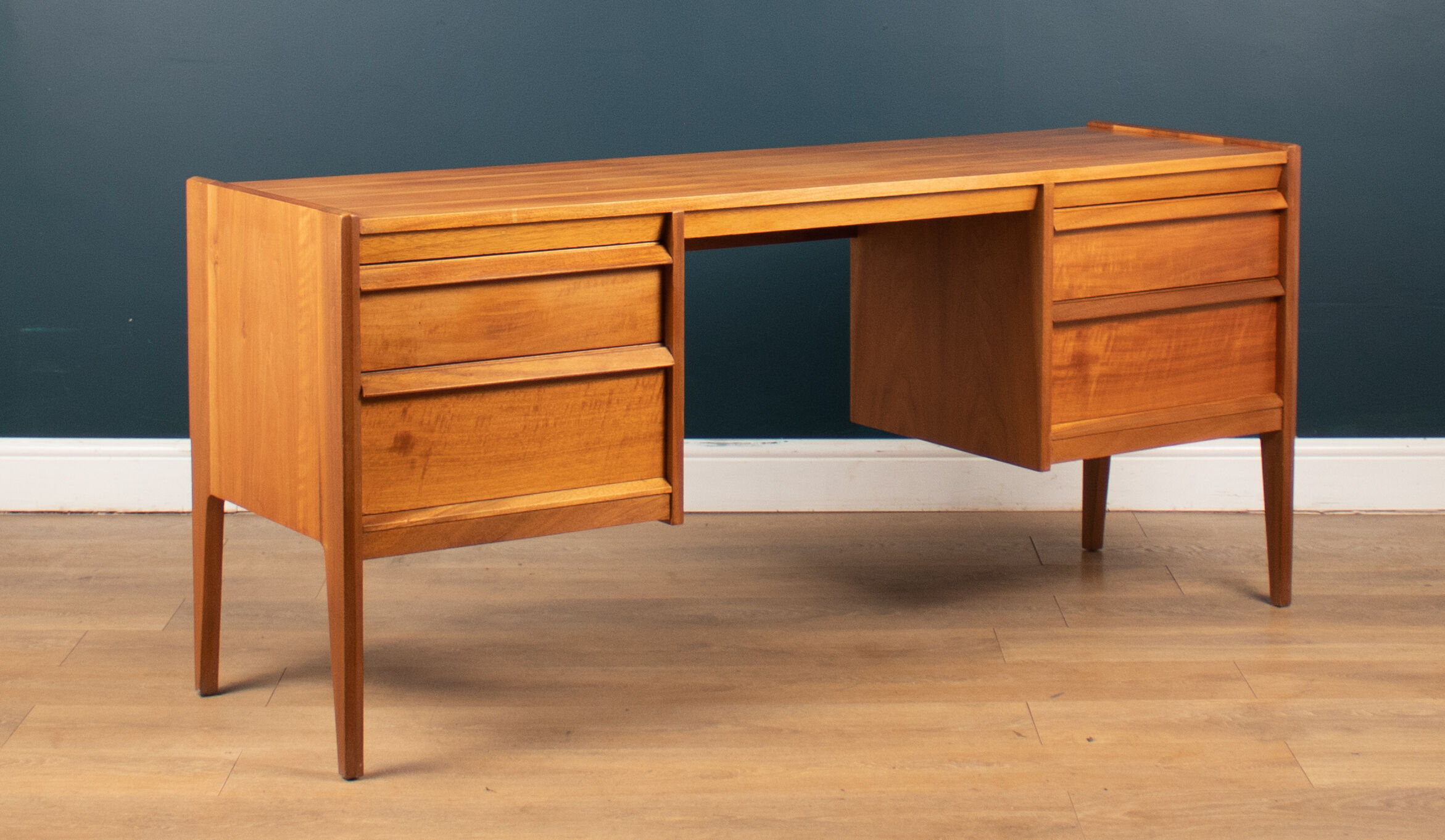 Commode de bureau rétro en noyer et palissandre par John Herbert