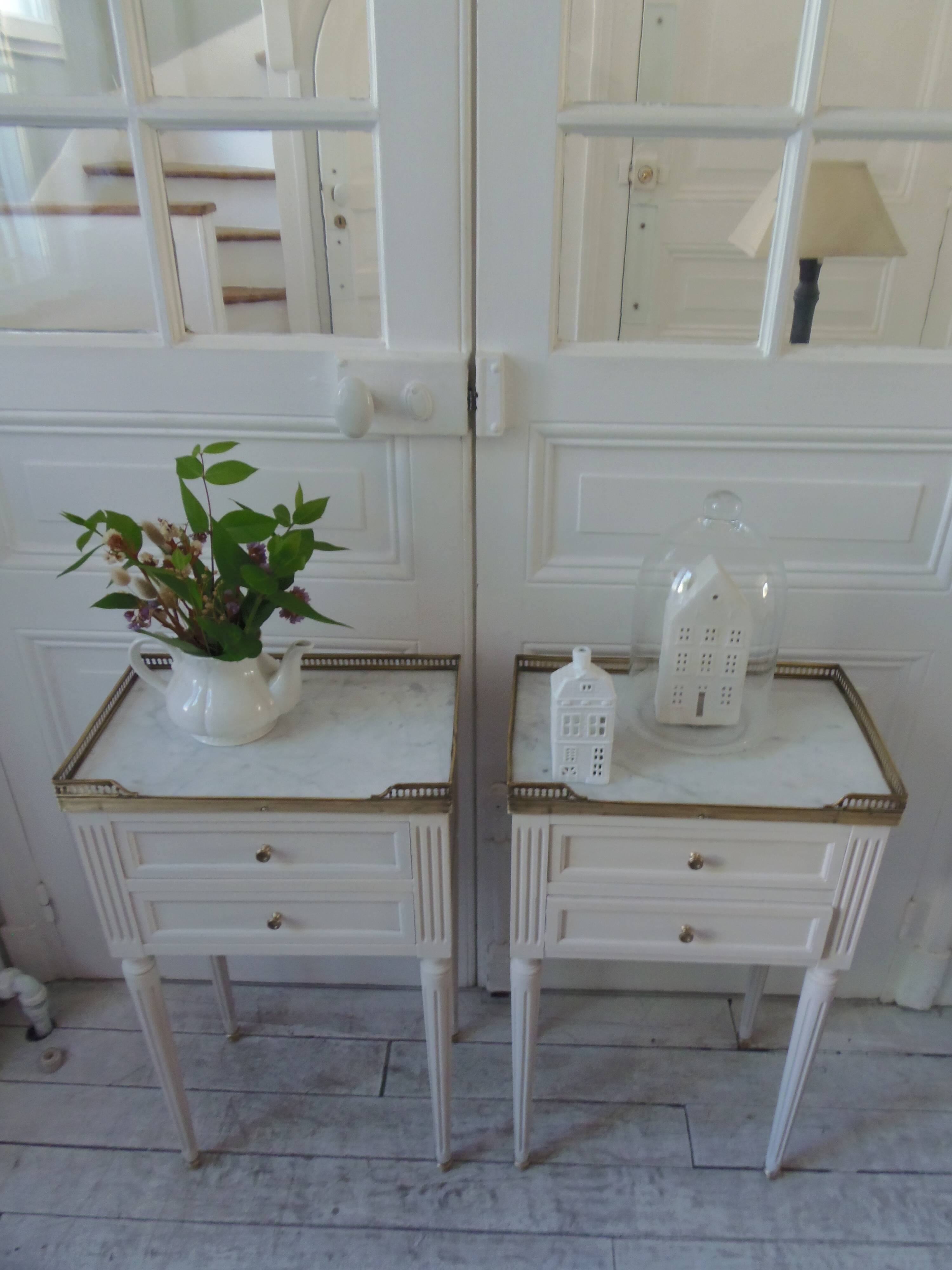 Pair of beautifully crafted bedside tables, end tables, pearl gray.