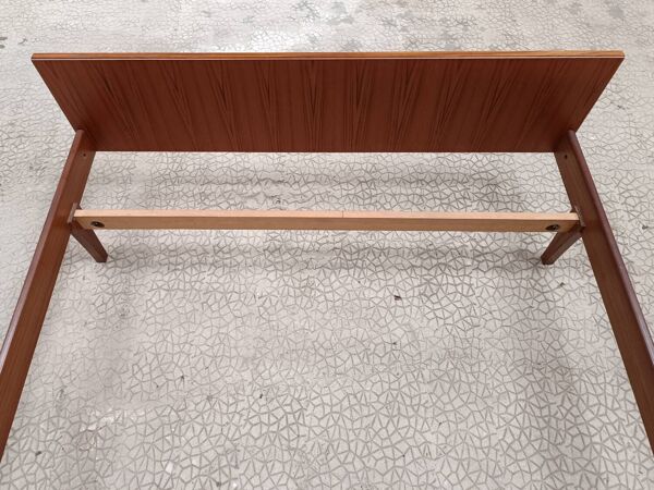 Lit vintage design en teck des années 60