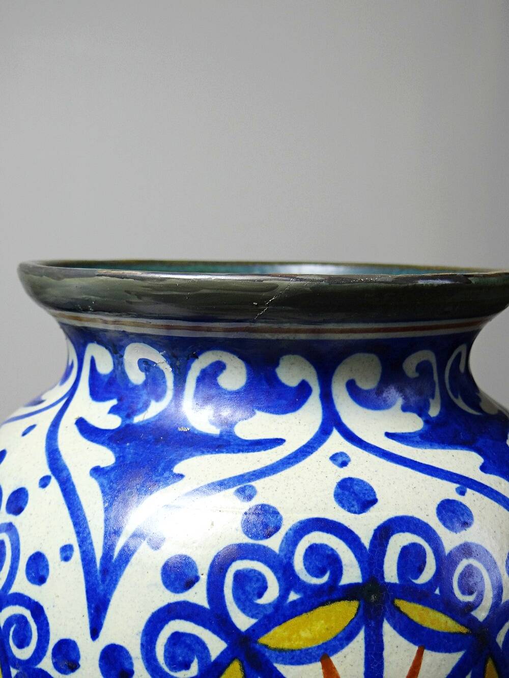 A pair of large decorative vases by Carla Holland, Gouda decoration, circa 1930-40.