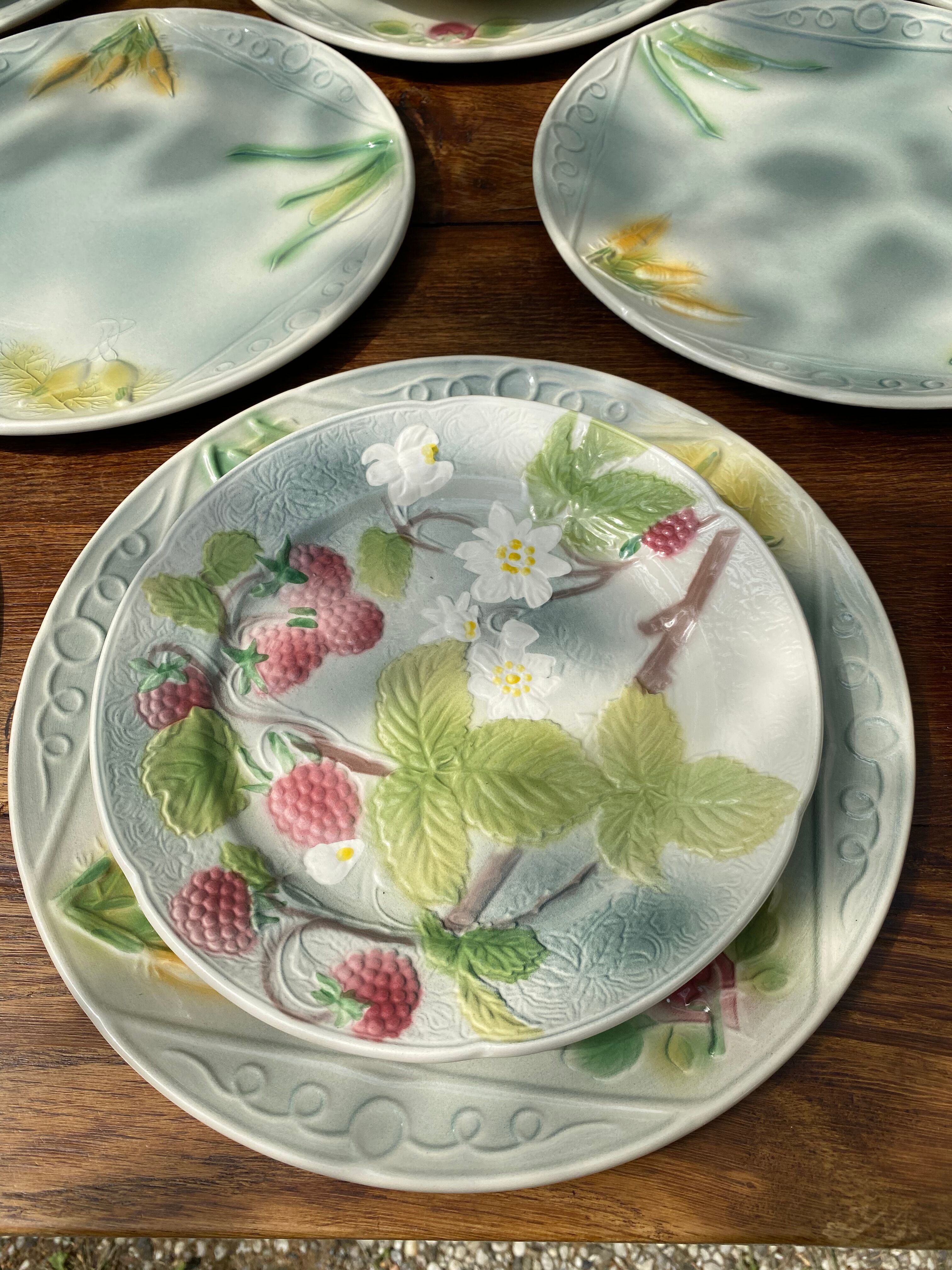 Service 10 plates and 14 sub-plates St Clement