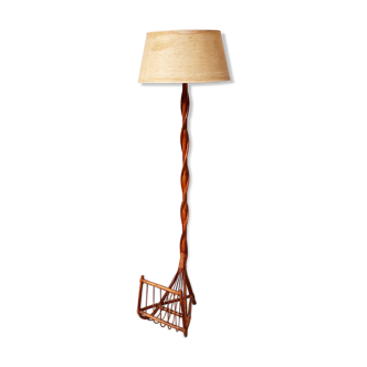 Lampadaire porte revue vintage en rotin