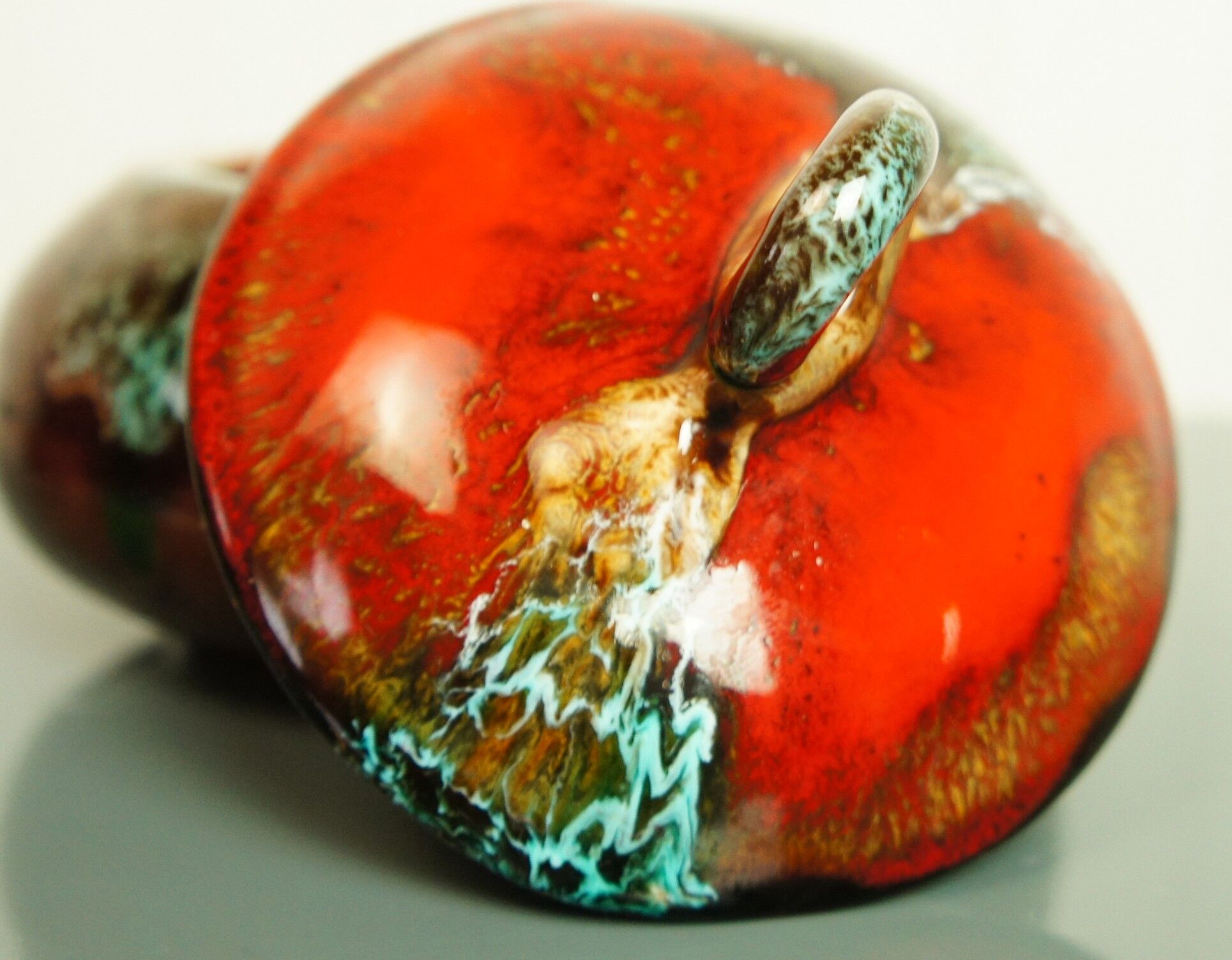 Round box in glazed ceramic