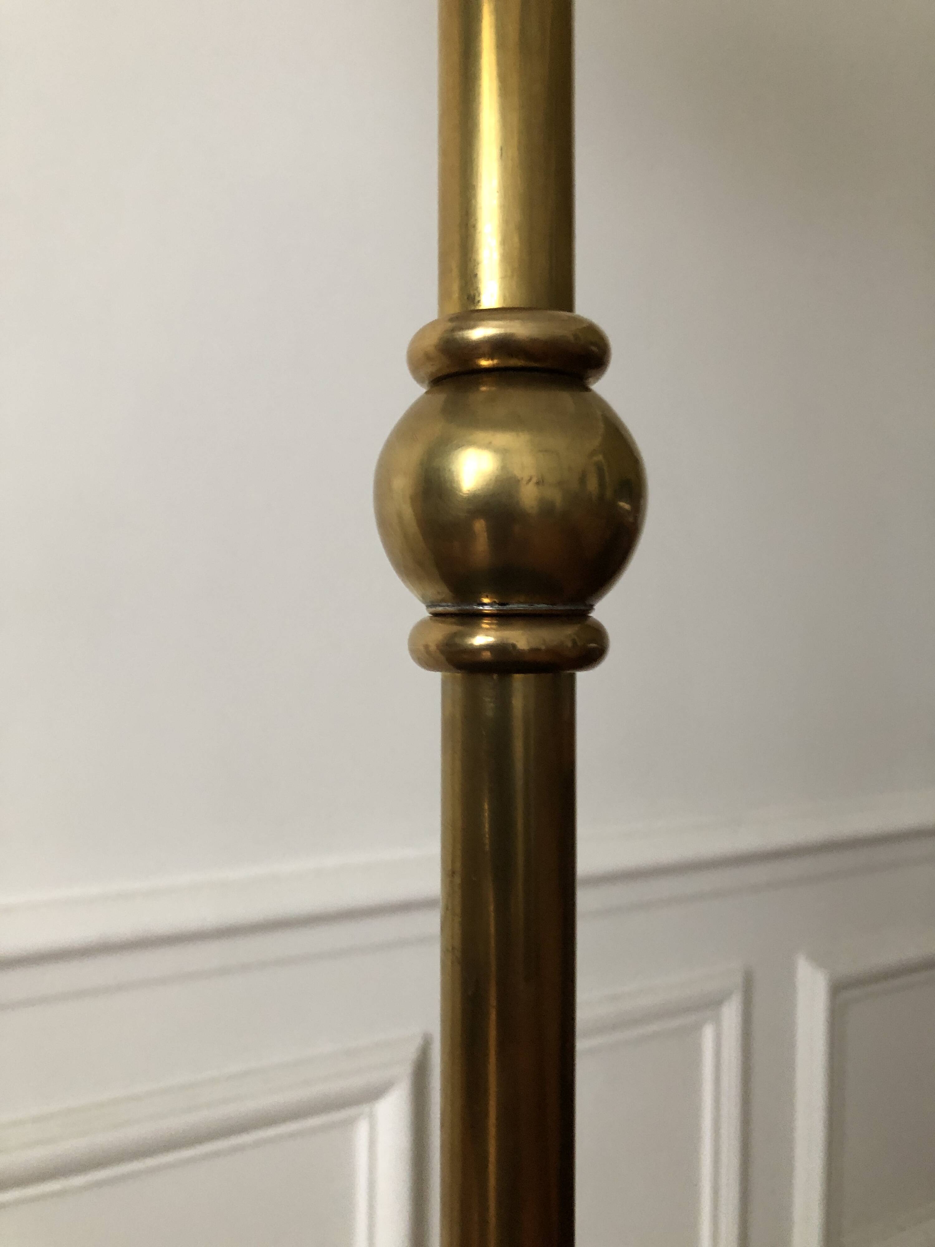 Tripod floor lamp with adjustable height and shelf from the 1960s.