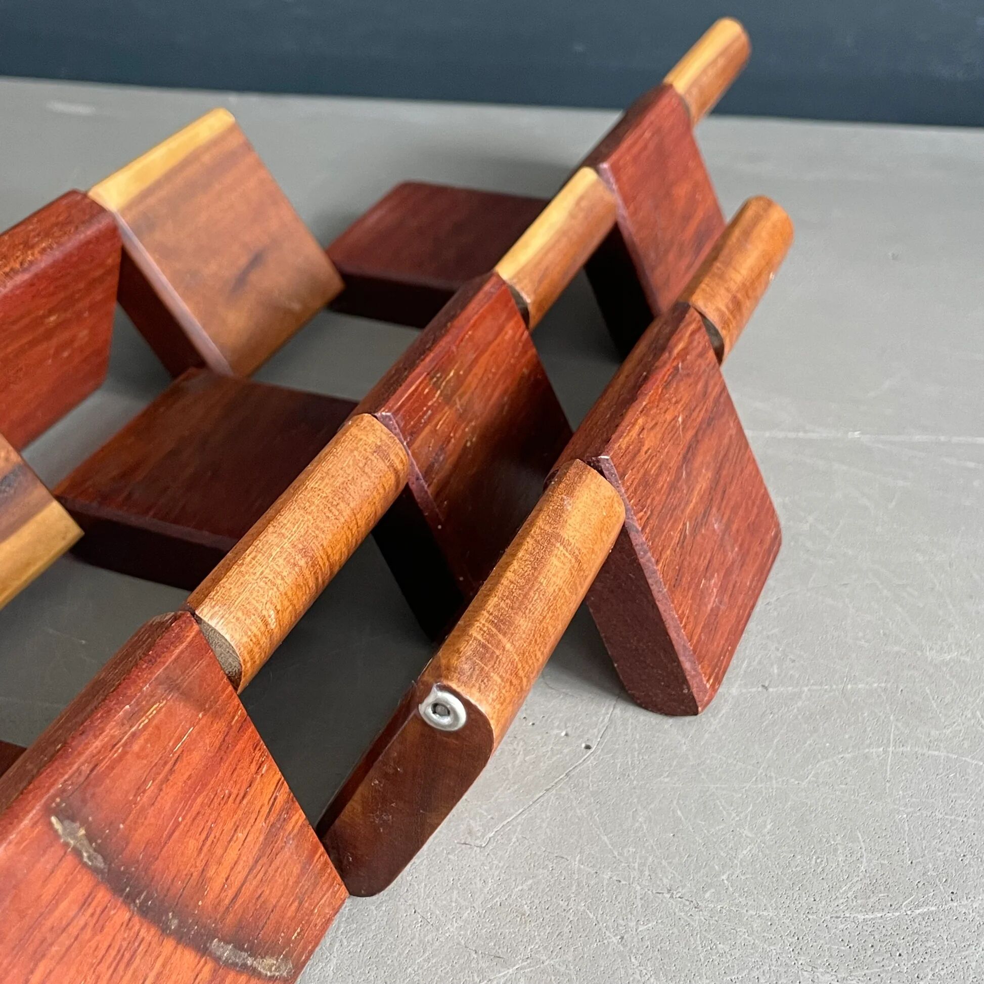 Dessous de plat articulé en bois