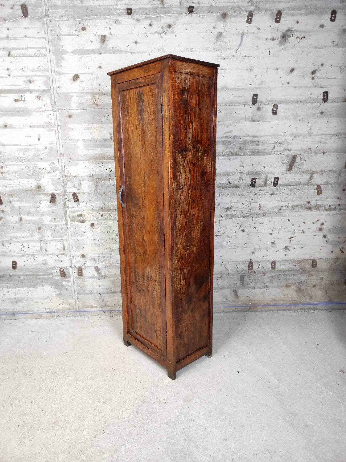 Narrow cabinet / column