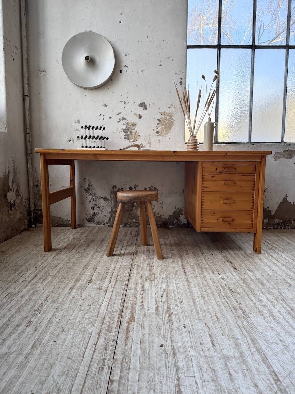 Bureau pin suédois style aperldoon 1970