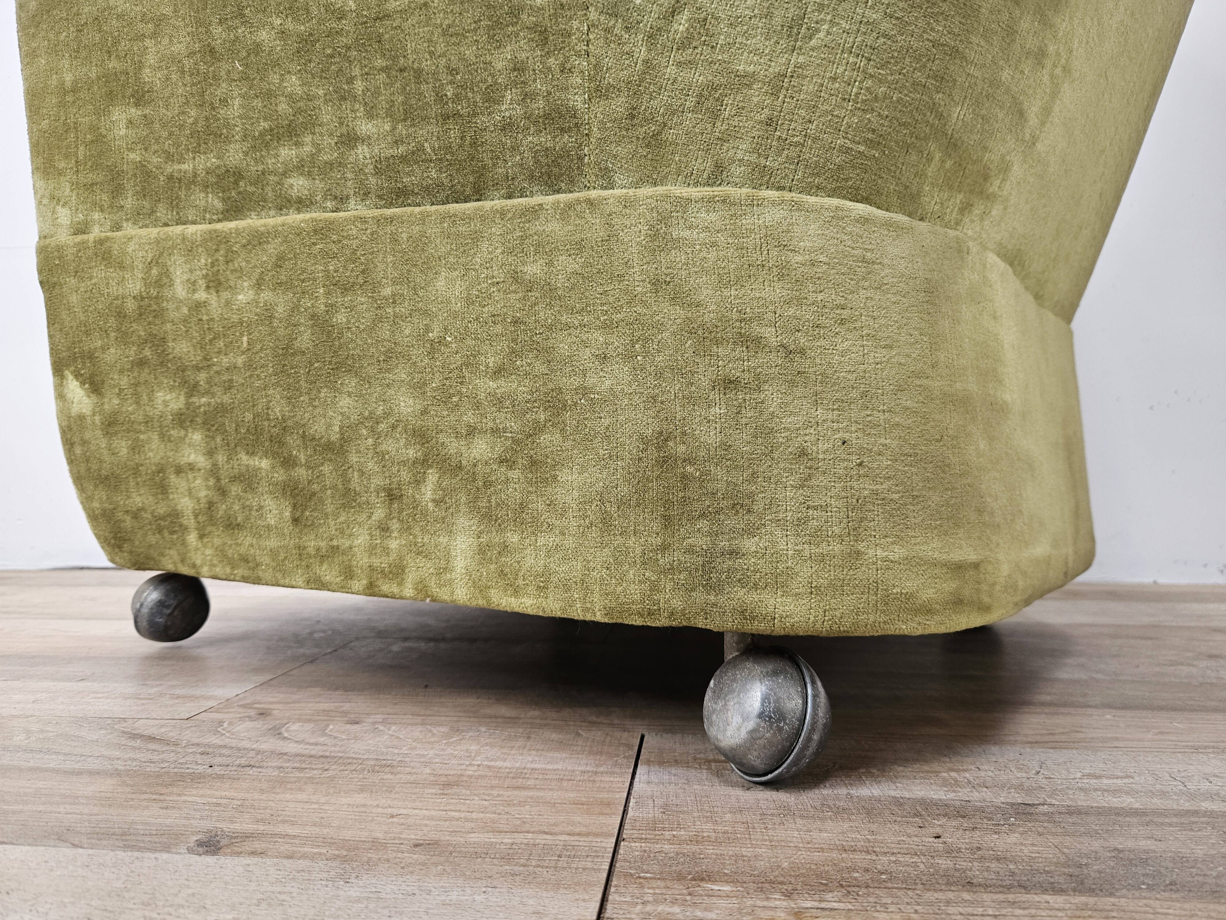 Deux fauteuils cocktail en tissu vert des années 1950 à roulettes